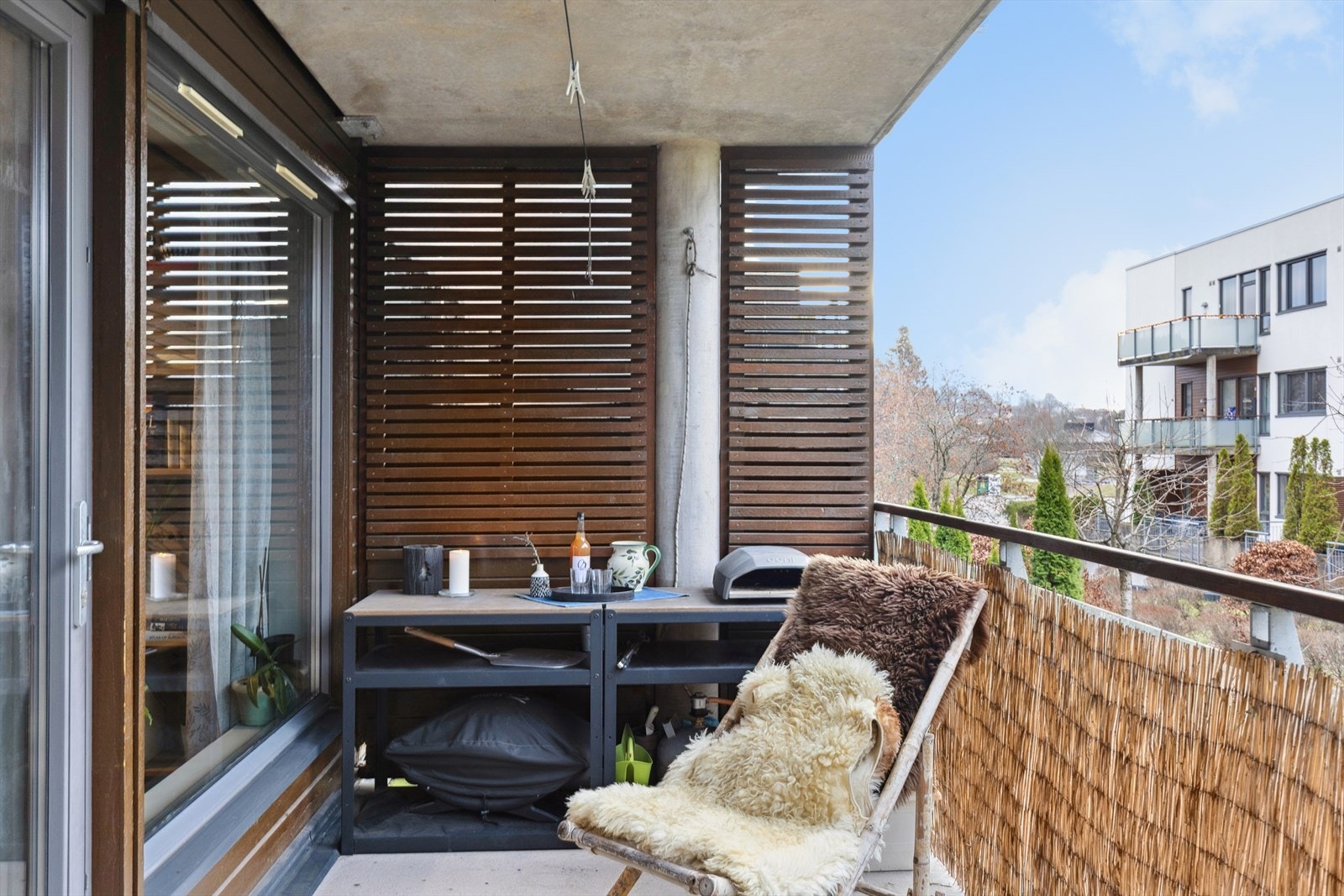 Fra stuen er det utgang til en trivelig balkong på ca. 12 kvadratmeter. Galleribilde