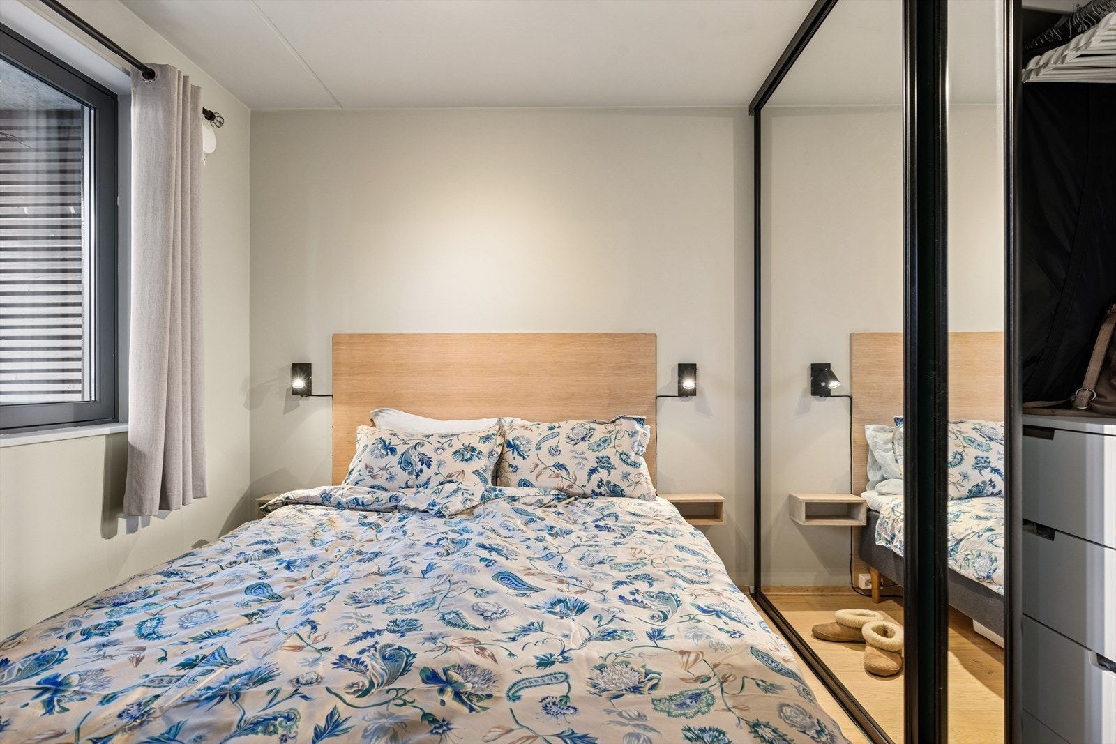 Leilighetens hovedsoverom er innredet med skyvedørsgarderobe. Galleribilde