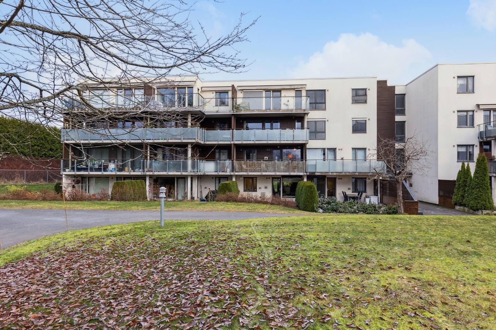 Beliggenheten er tilbaketrukket og rolig, men samtidig sentral. Det er kort gangavstand til både buss og T-bane, som gir enkel tilgang til Oslo, Sandvika og Bekkestua. Galleribilde