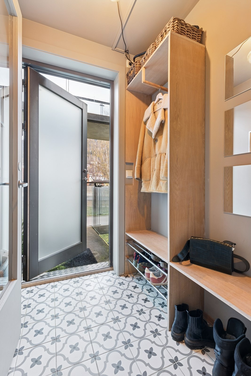 Hyggelig entré med flislagt gulv. Galleribilde