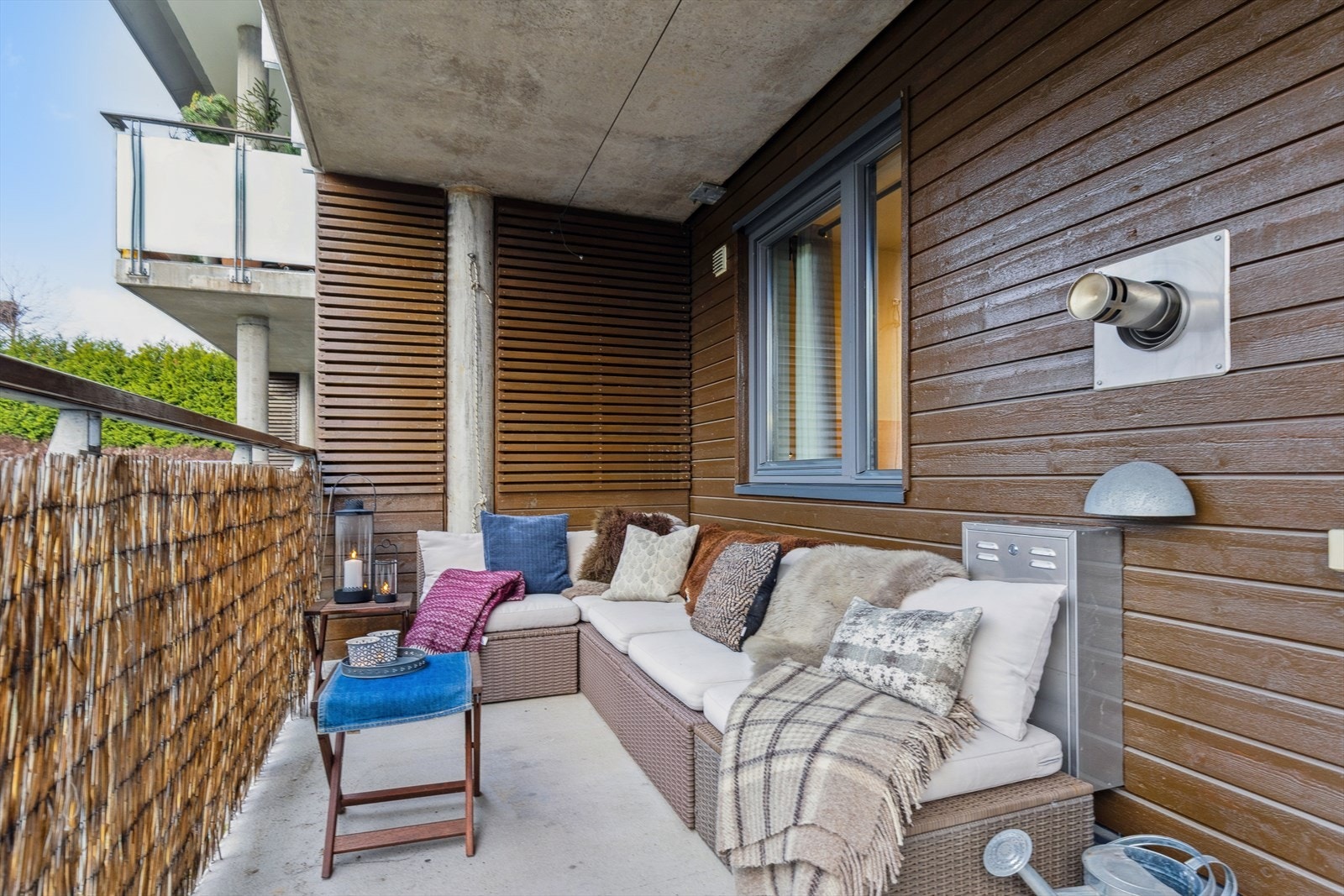 Balkongen er overbygget og har gode solforhold. Galleribilde