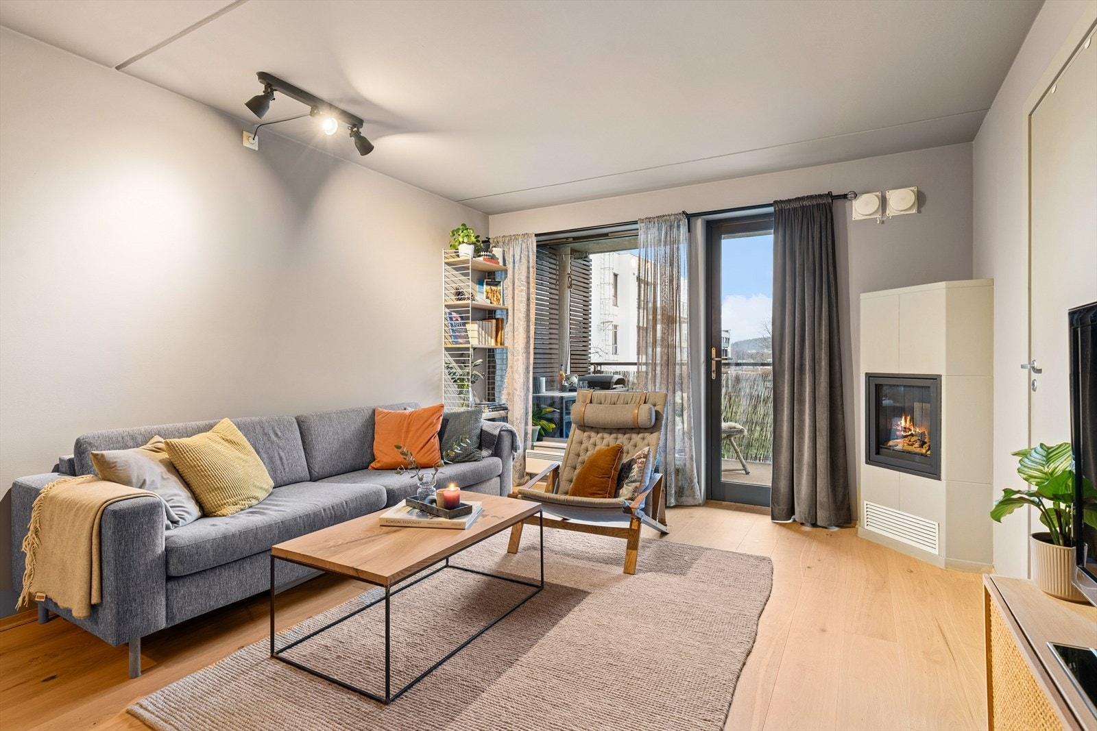 Boligbygget er oppført i 2007, og leiligheten er oppgradert med nytt kjøkken og garderober i 2021, samt ny parkett i 2022. Galleribilde