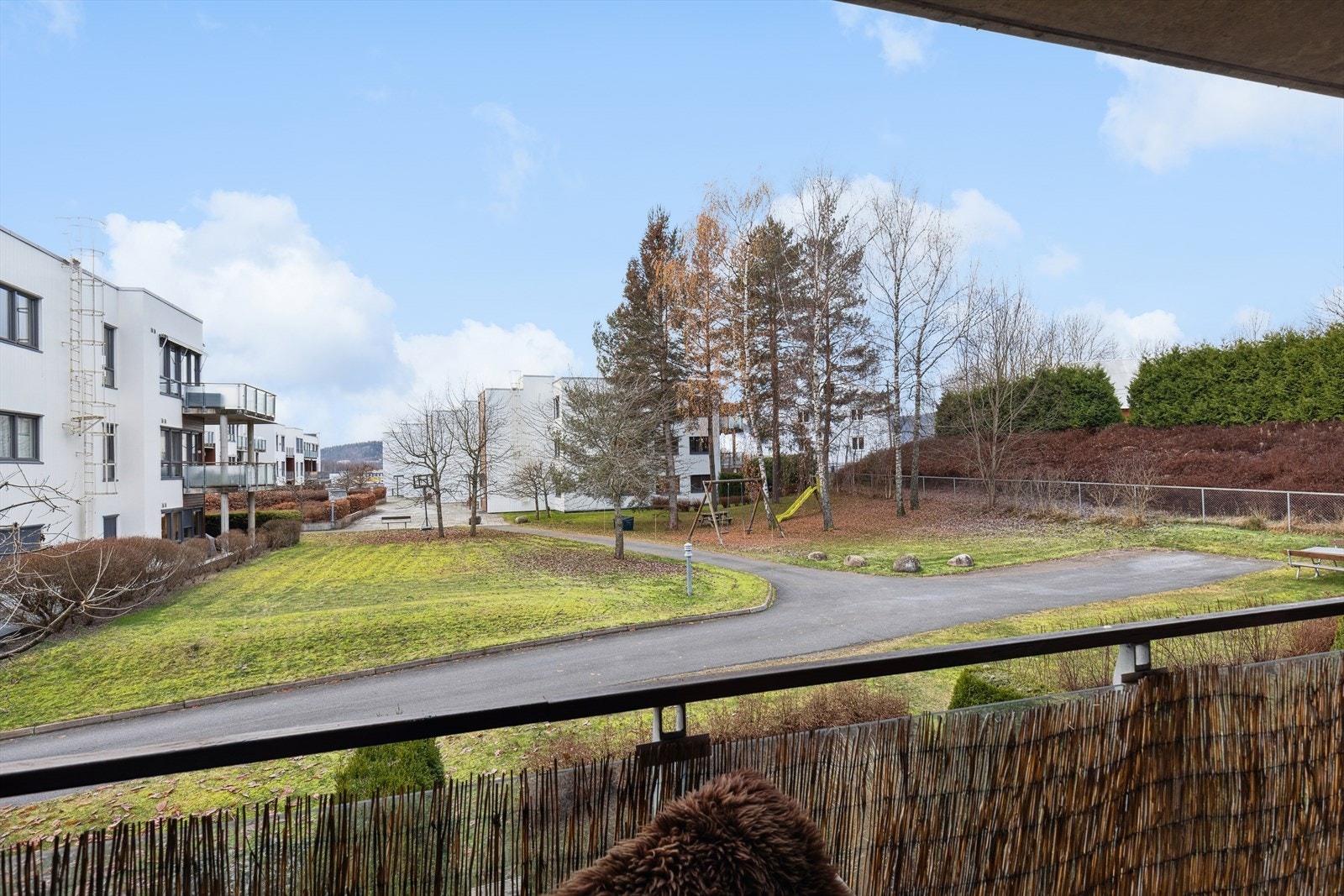 Balkongen vender inn mot borettslagets fellesarealer. Galleribilde