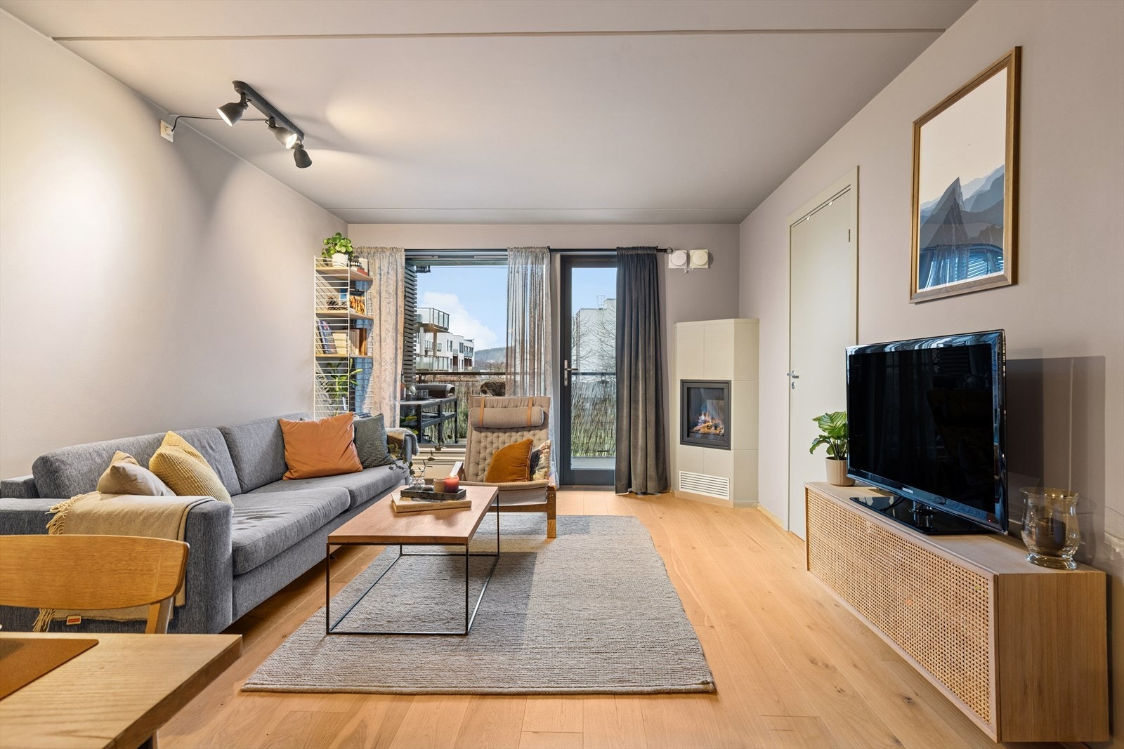 Leiligheten ligger fint til i byggets 2. etasje og inneholder entré, stue/kjøkken, baderom, bod og to soverom. Galleribilde