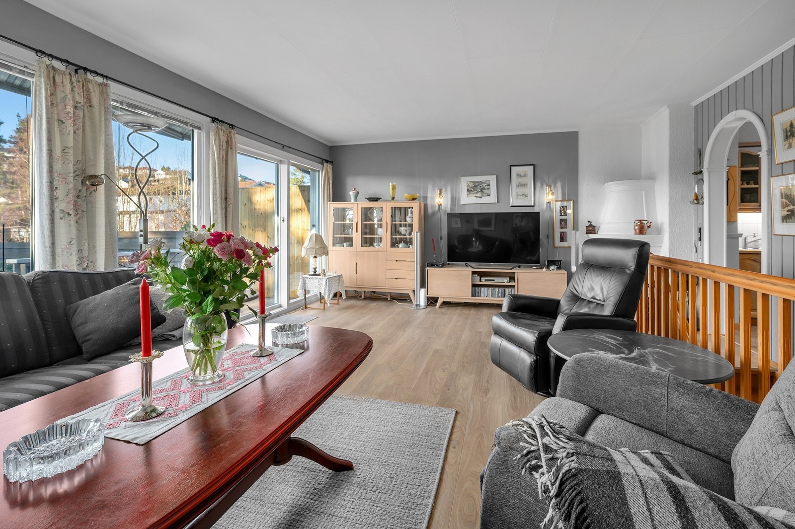 Romslig stue med god plass til sofagruppe og tilhørende møblement Galleribilde