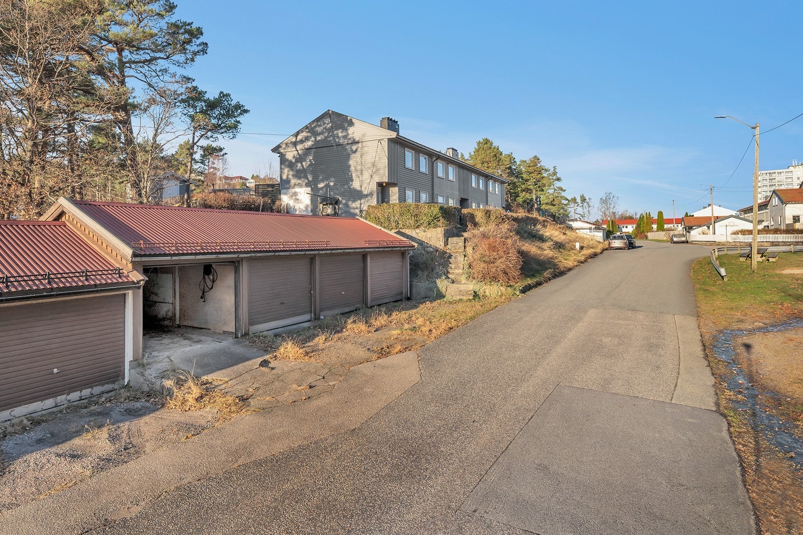 Garasje i rekke med el-lader Galleribilde