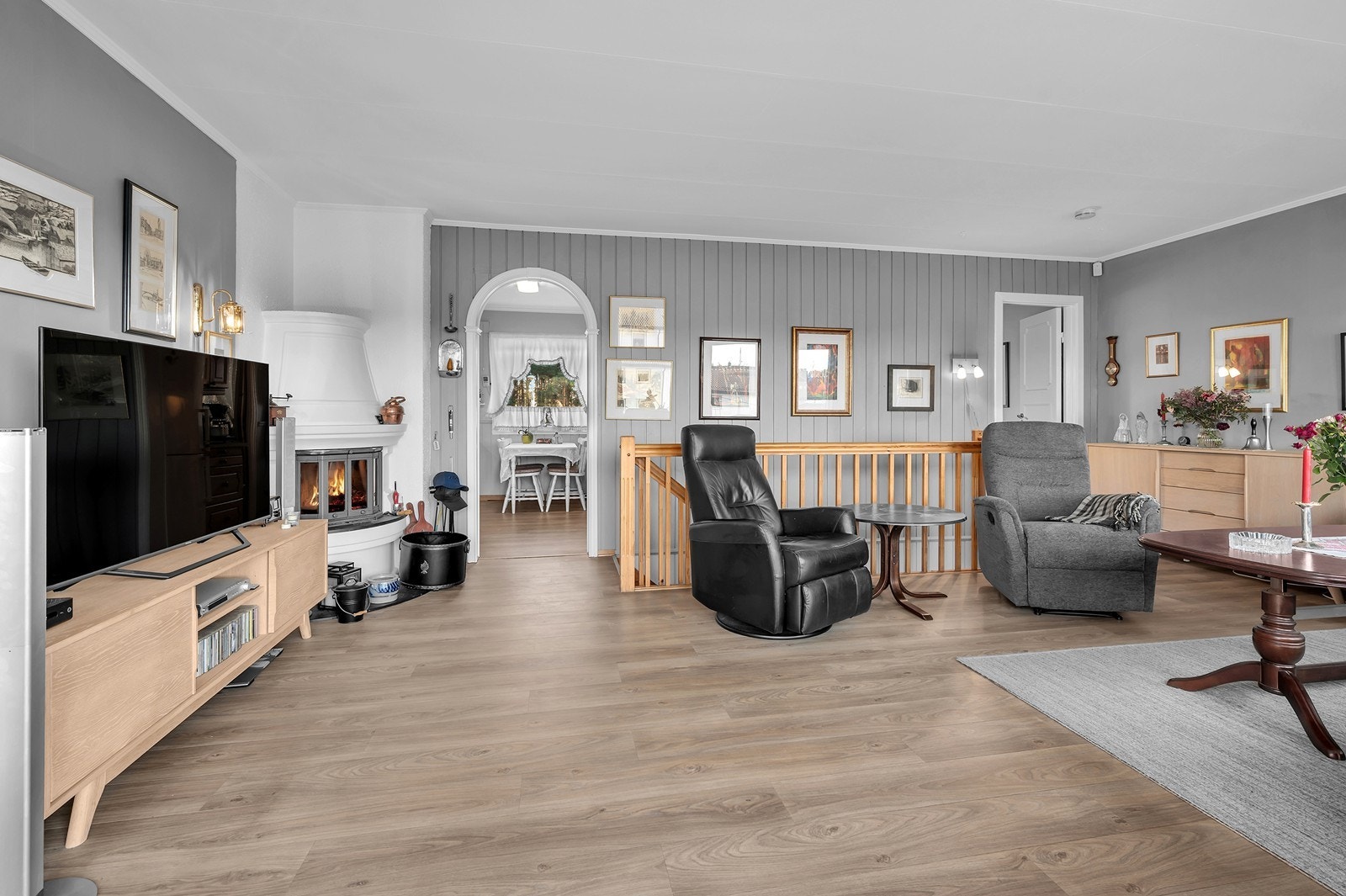 Delikat stue med peisovn Galleribilde