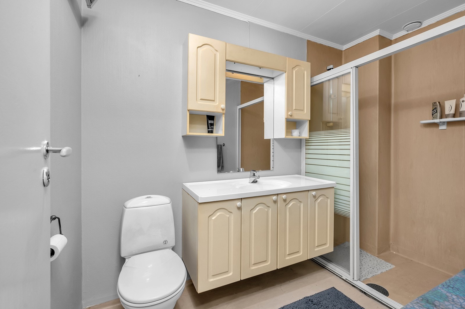 Baderom med dusj, servant og wc Galleribilde