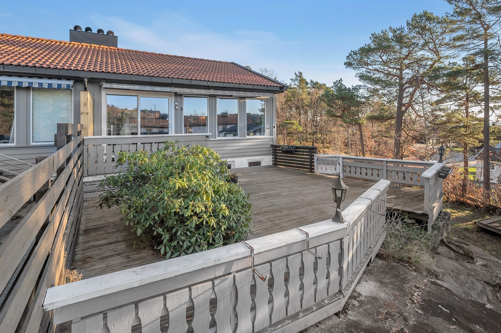 Stort og pent uteområde med plass til flere sittegrupper Galleribilde