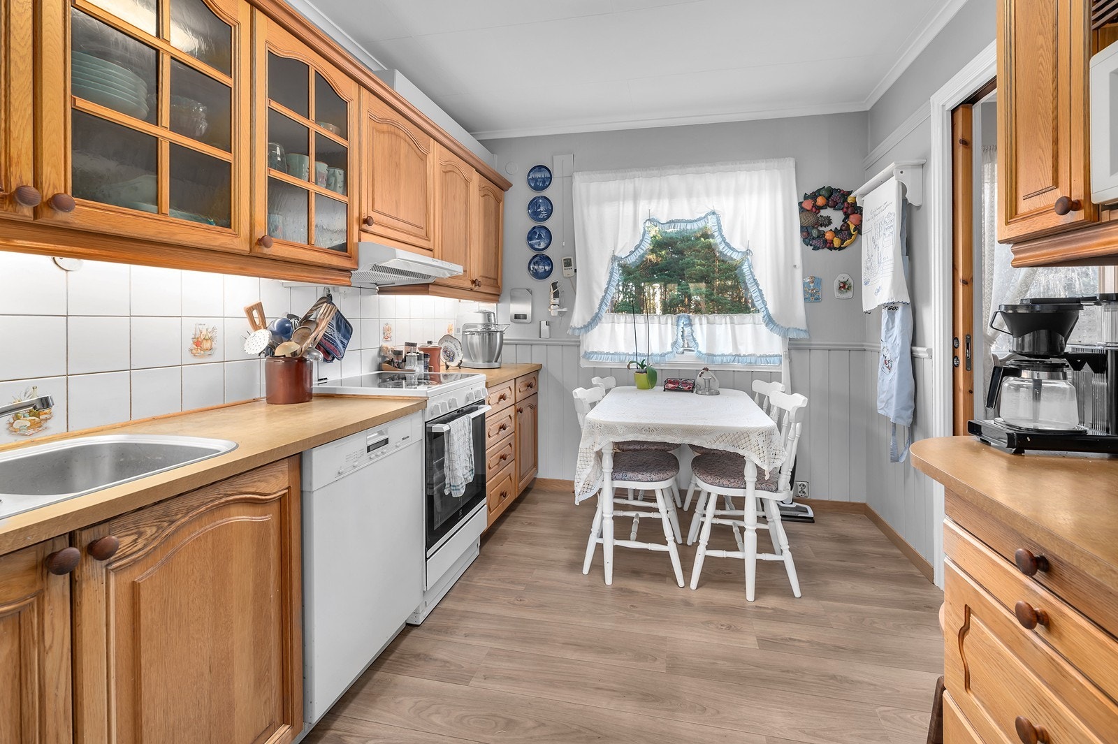 Kjøkkenet har godt med skal - og benkeplass Galleribilde