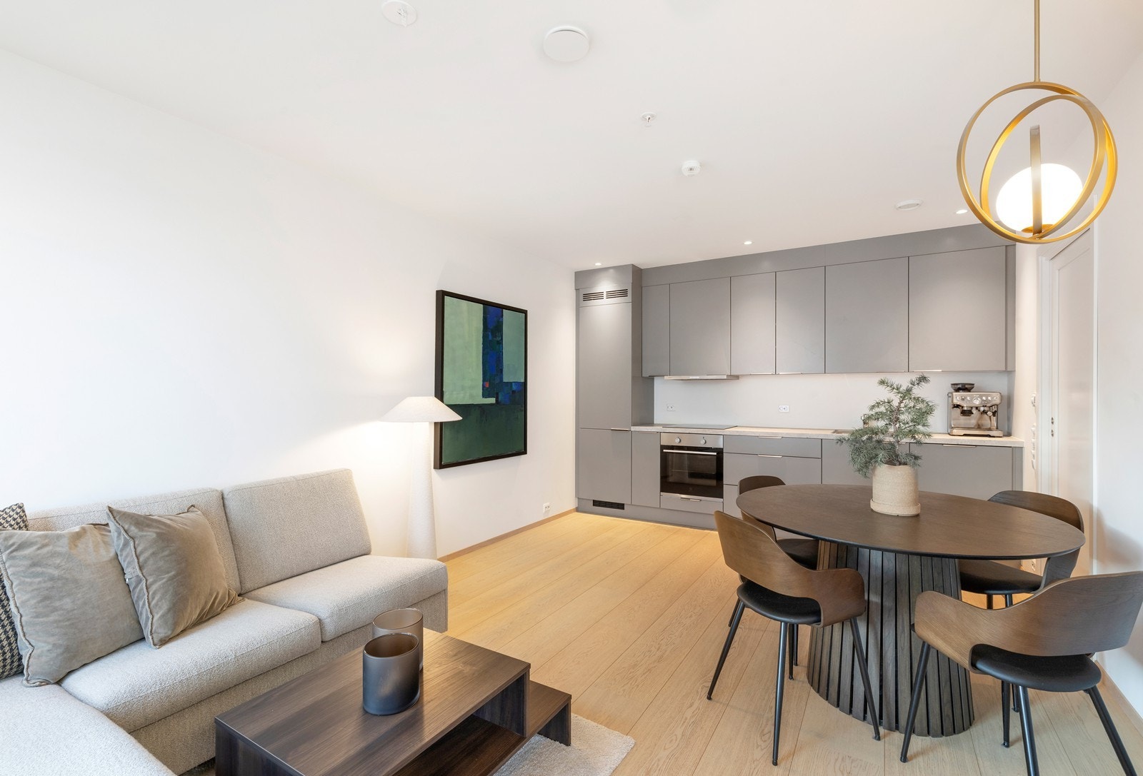 Stuen som er åpen mot kjøkken. Galleribilde