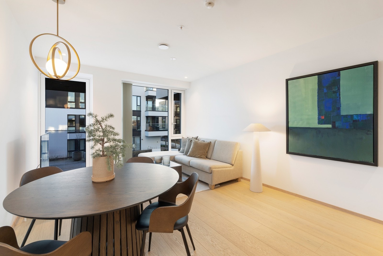 Stue med plass til spisebord og sofagruppe. Galleribilde