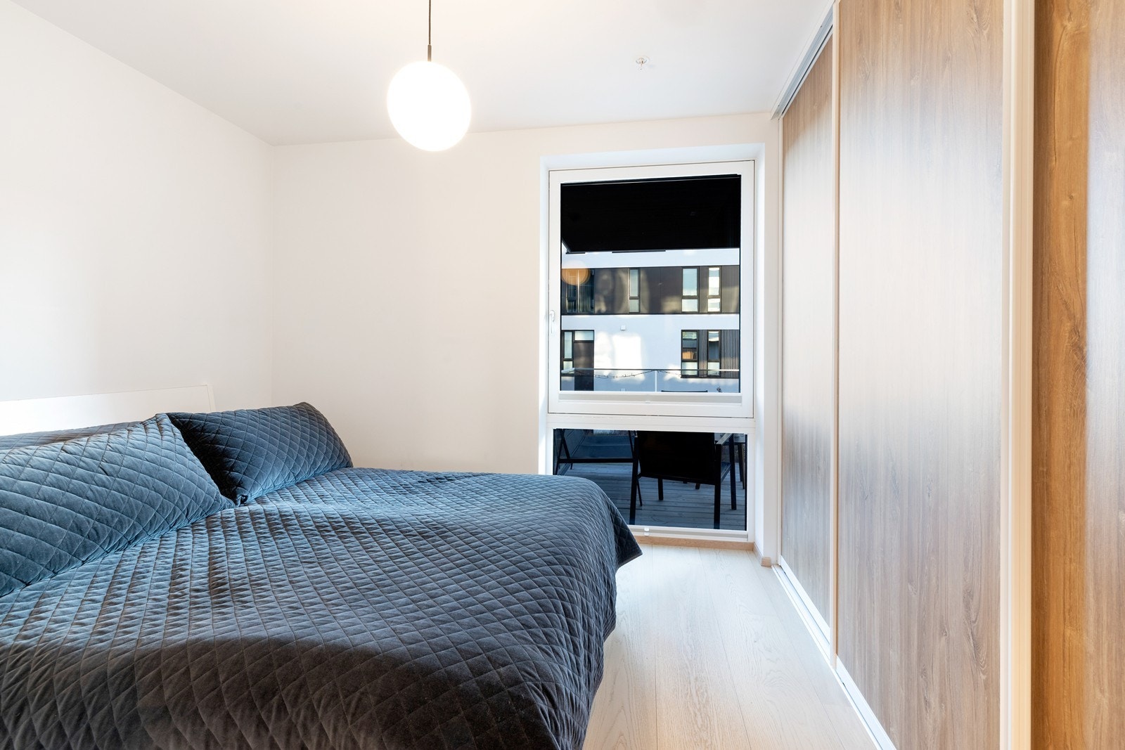 Soverommet har skyvedørsgarderobe med innredning. Galleribilde