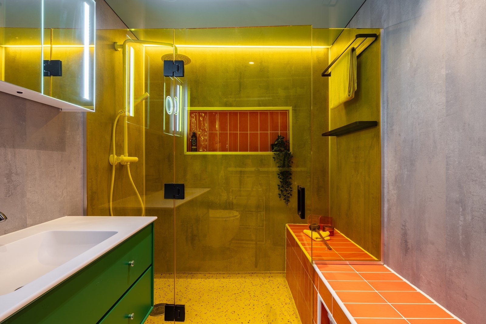 Et eksklusivt og påkostet bad fra 2022 som skiller seg ut med sine moderne løsninger og gjennomførte detaljer. Galleribilde