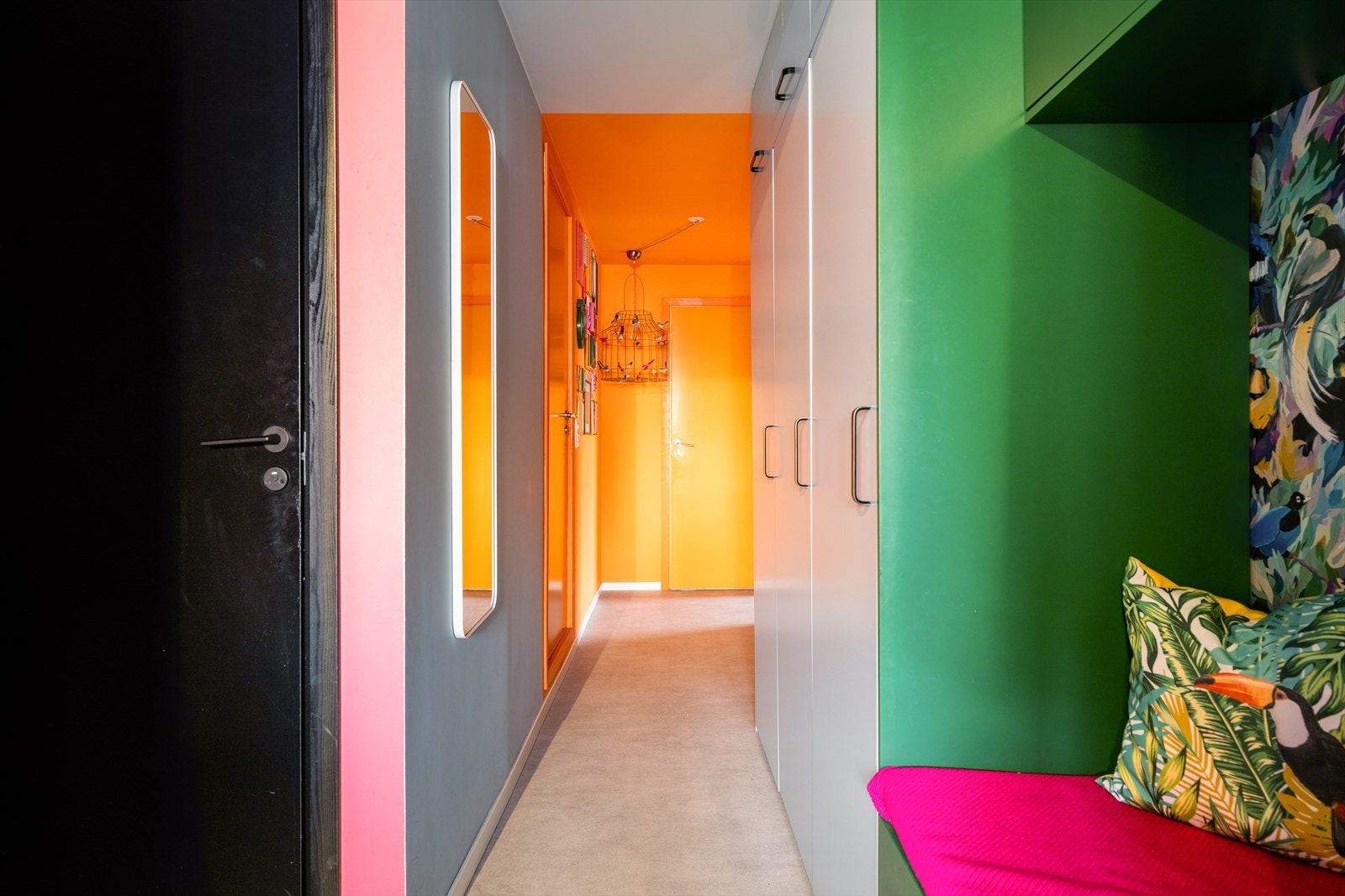 Leiligheten deler en sosial sone med stor stue og et sosialt kjøkken inn mot stuen, samt en avdeling for de tre soverommene og det største badet. I tilknytning til gangen har du det separate wc-rommet og rikelig med praktisk oppbevaring! Galleribilde