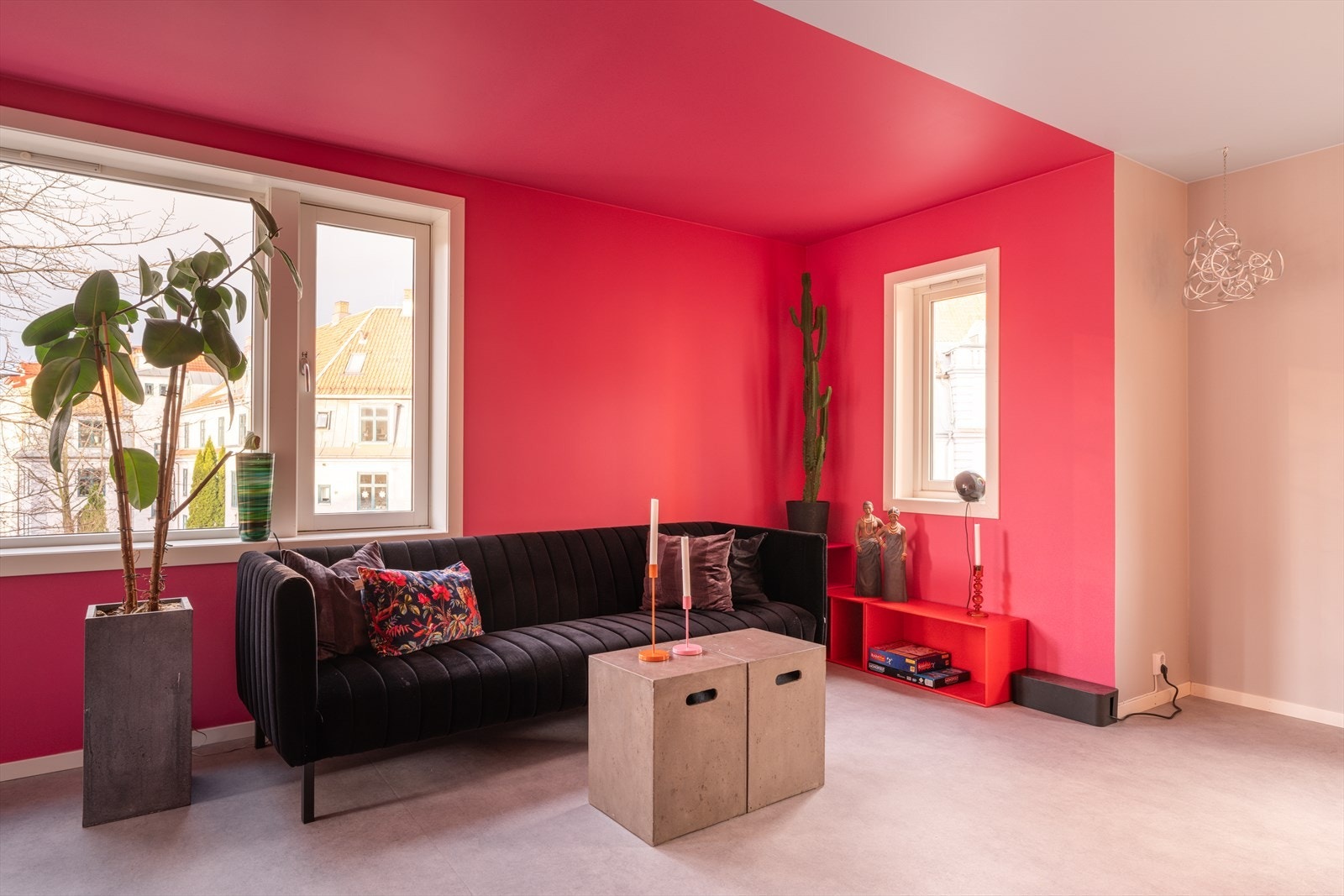 Alle material- og fargevalg nøye vurdert, løsningene gjennomtenkte og detaljene utført med en imponerende helhet. Alt av dyktige interiørarkitekter. Galleribilde