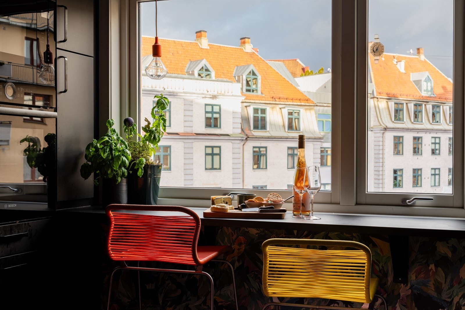 En smart og stilfull barløsning gjør det perfekt å starte dagen med en kaffe mens du nyter utsikten over nærområdet. Galleribilde