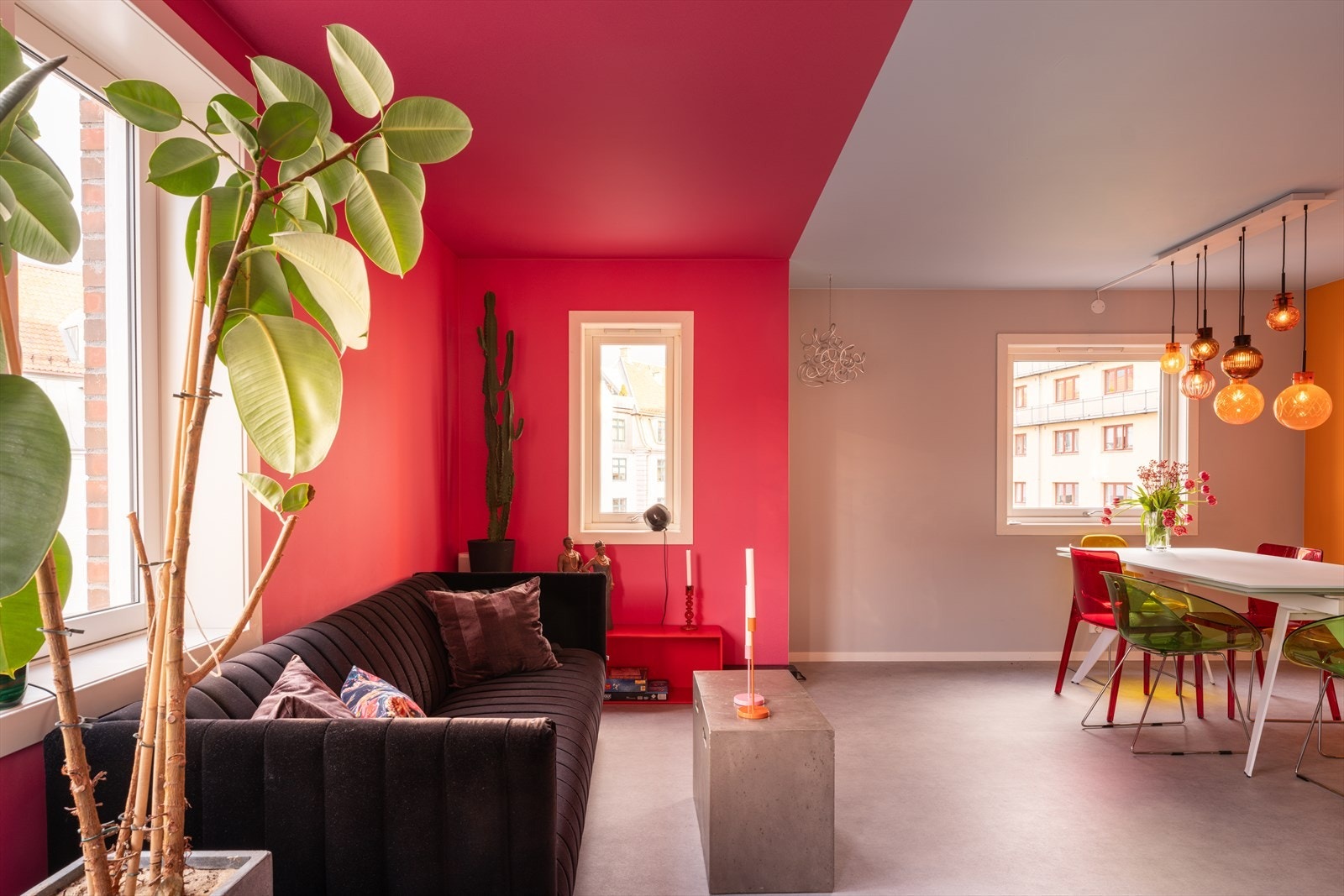 Hele leiligheten ligger på enden av bygget med kun 1 vegg mot nabo. Her får du rikelig med dagslys, fritt utsyn og nydelig lysinnslipp året rundt. Galleribilde