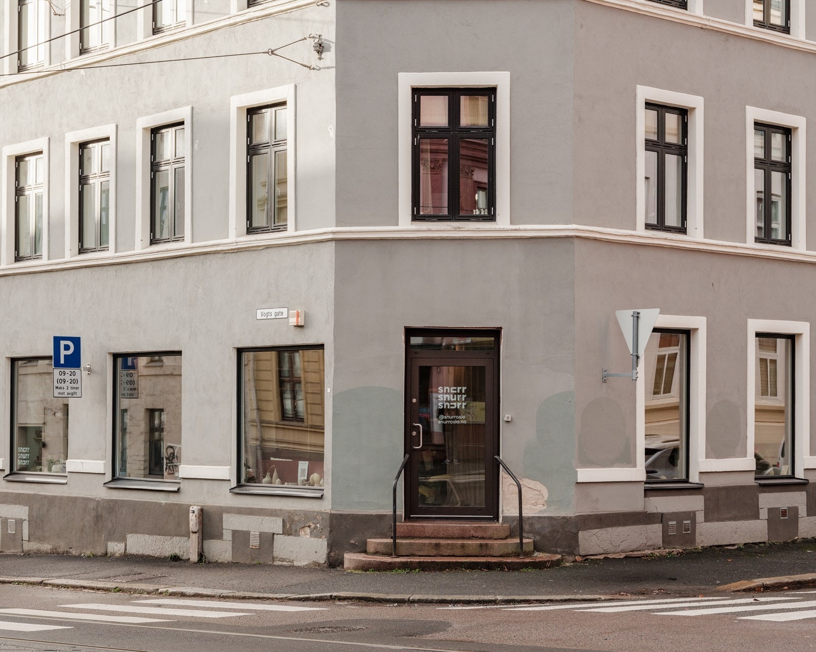 Snurr Oslo er et studio for keramikk, kunst og håndverk, foto, film, design og interiørarkitektur. Her finner du nydelig keramikk i butikken deres og de avholder også marked i løpet av året. Galleribilde