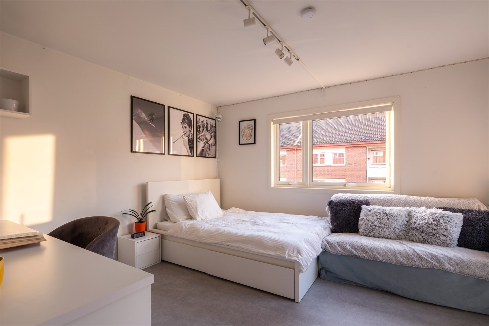 Soverom 2: Lyst og romslig soverom med plass til dobbeltseng og tilhørende møbler. Galleribilde
