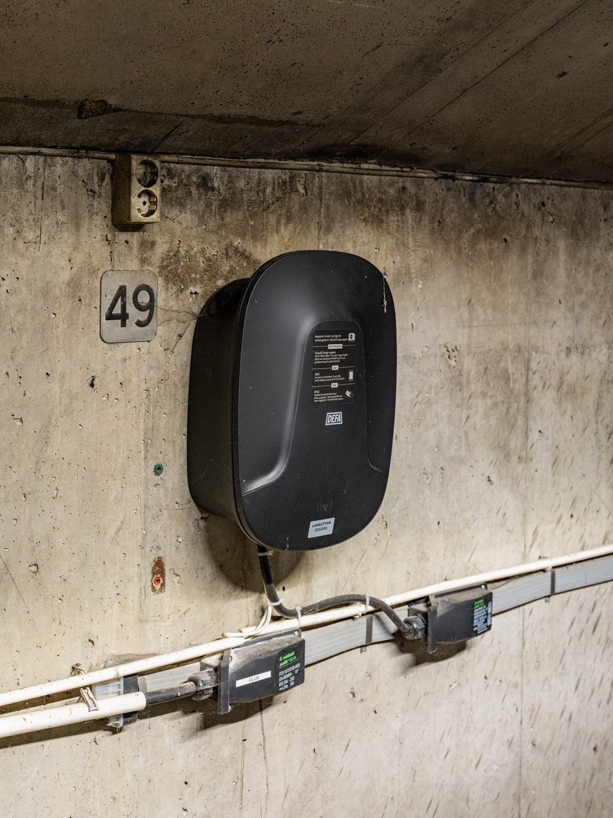 Det er montert el-bil lader som medfølger. Galleribilde