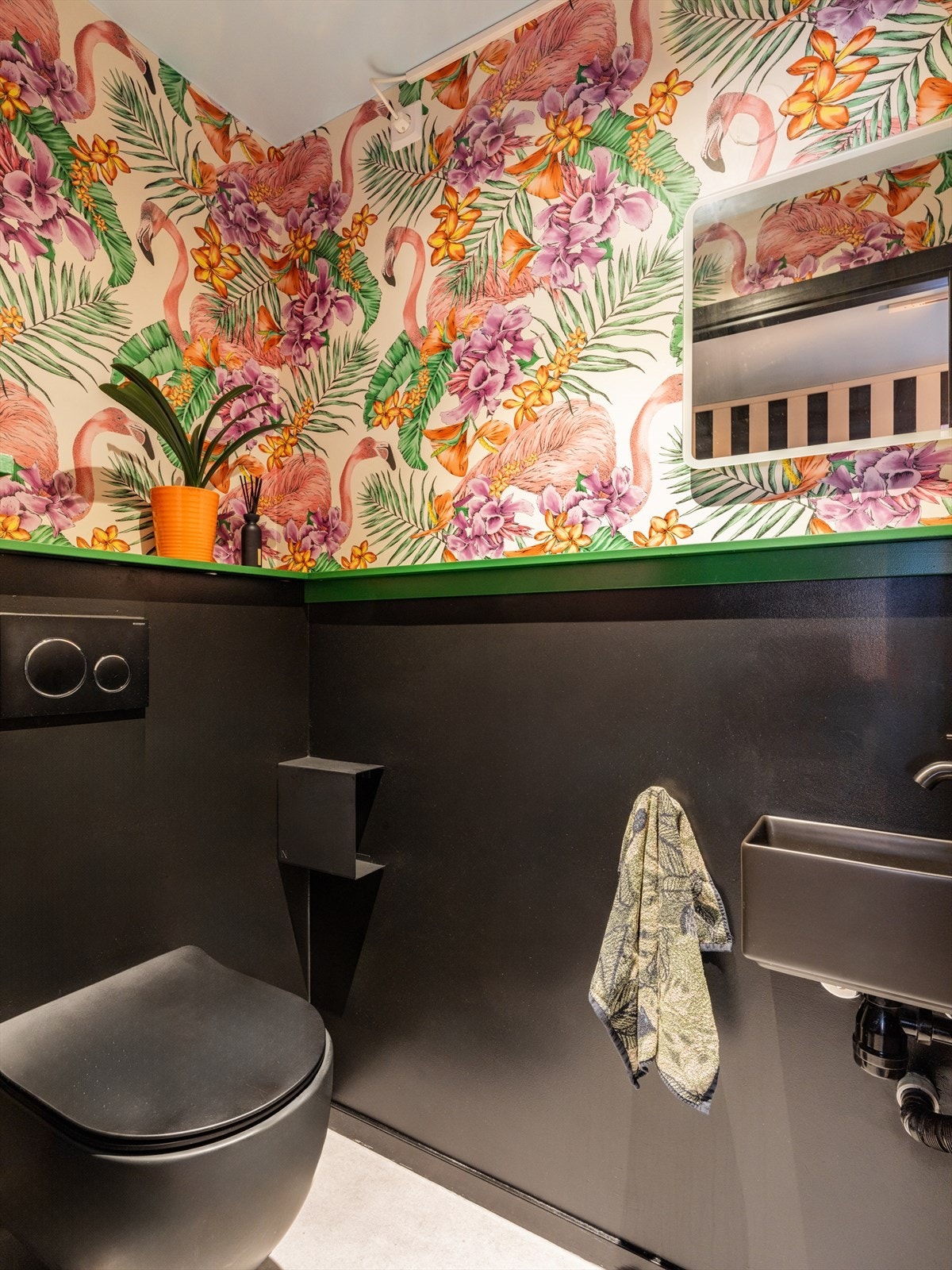 Praktisk, separat toalettrom med vegghengt toalett, speil og servant Galleribilde