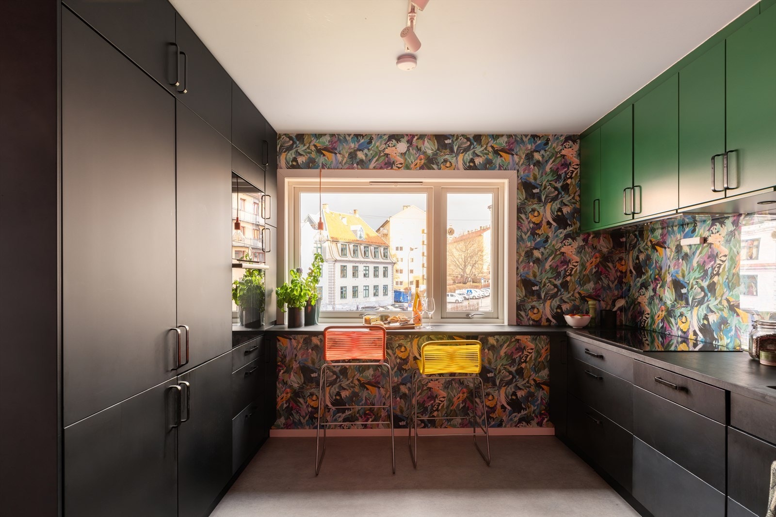 Det separate kjøkkenet utnytter plassen optimalt og byr på rikelig med skap- og benkeplass. Galleribilde