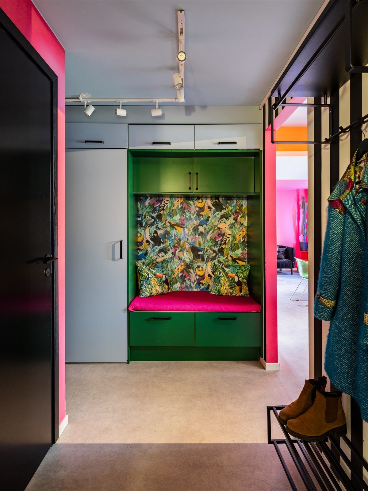 Romslige entré/gang med svært gode muligheter for oppbevaring i plassbygd garderobe og skap. Her kan man enkelt henge fra seg yttertøy. Heisadkomst til leiligheten. Galleribilde