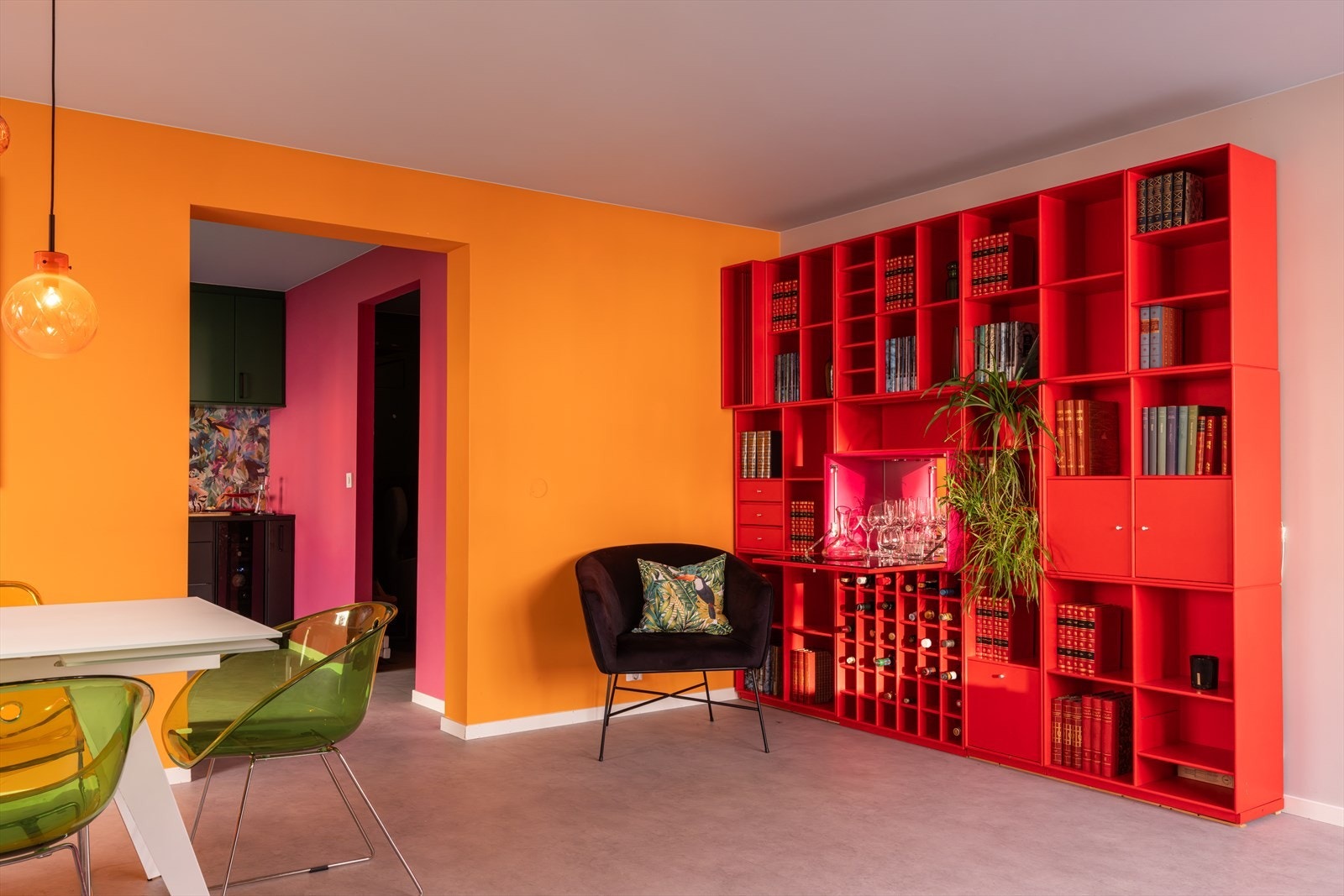 Den behagelige fargepaletten skaper en harmonisk atmosfære, og rommet oppleves både luftig og særpreget. Galleribilde