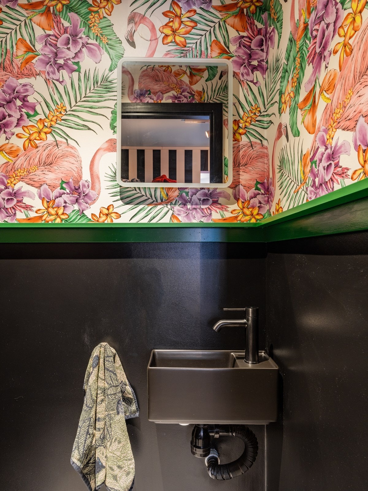 Leken kombinasjon med stilig tapet i vakre farger og dempet, elegant matt-svart interiør. Galleribilde