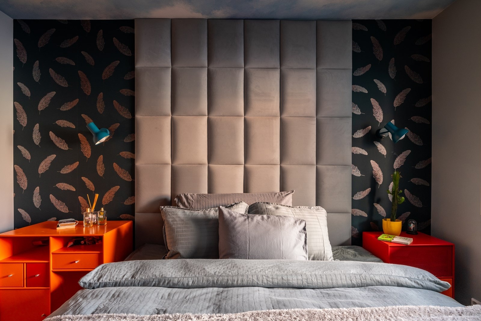 Hovedsoverommet er romslig og gir god plass til bred dobbeltseng, nattbord og garderobeskap. Galleribilde