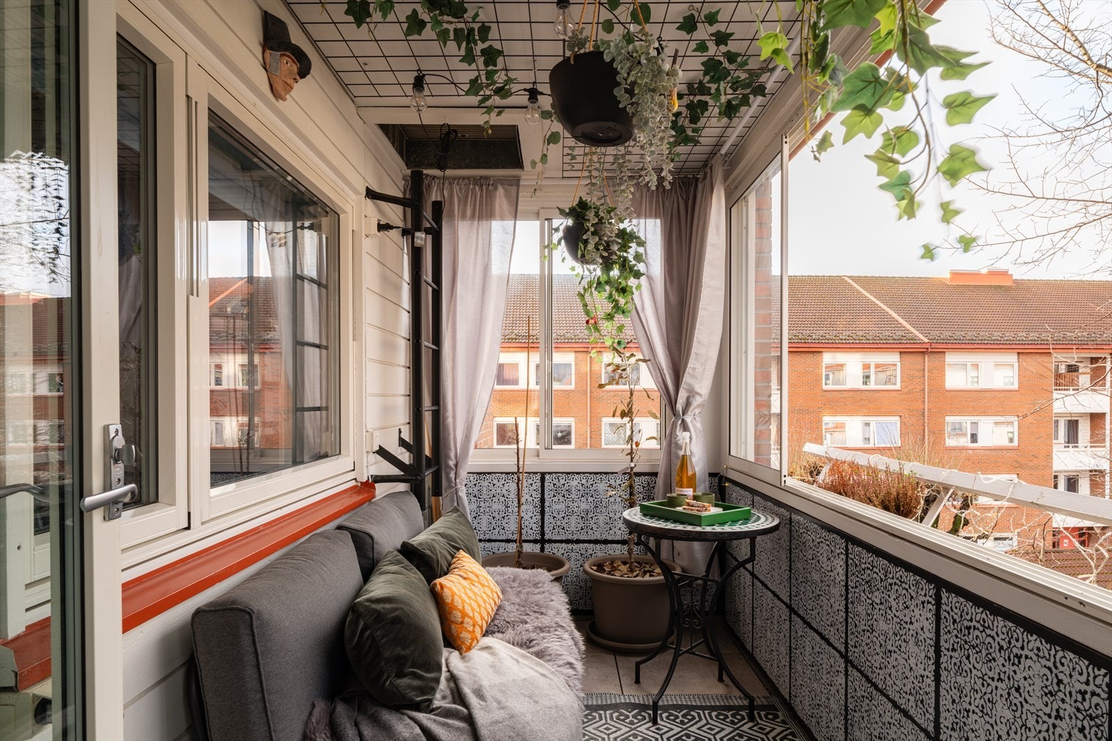 Leiligheten ligger fint til i byggets 3. etasje på enden av bygget med kun 1 side vendt mot nabo. Balkongen er innebygd og innglasset. Galleribilde