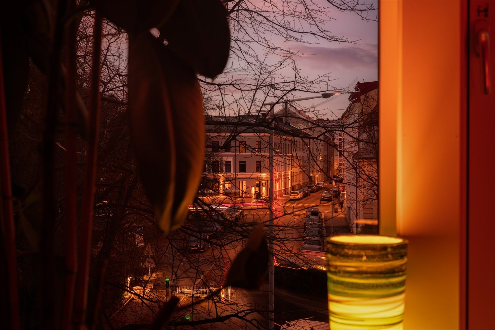 Utsikt mot nærområdet, her ligger du rolig og tilbaketrukket i sidegate med grønt utsyn på sommerstid! Galleribilde