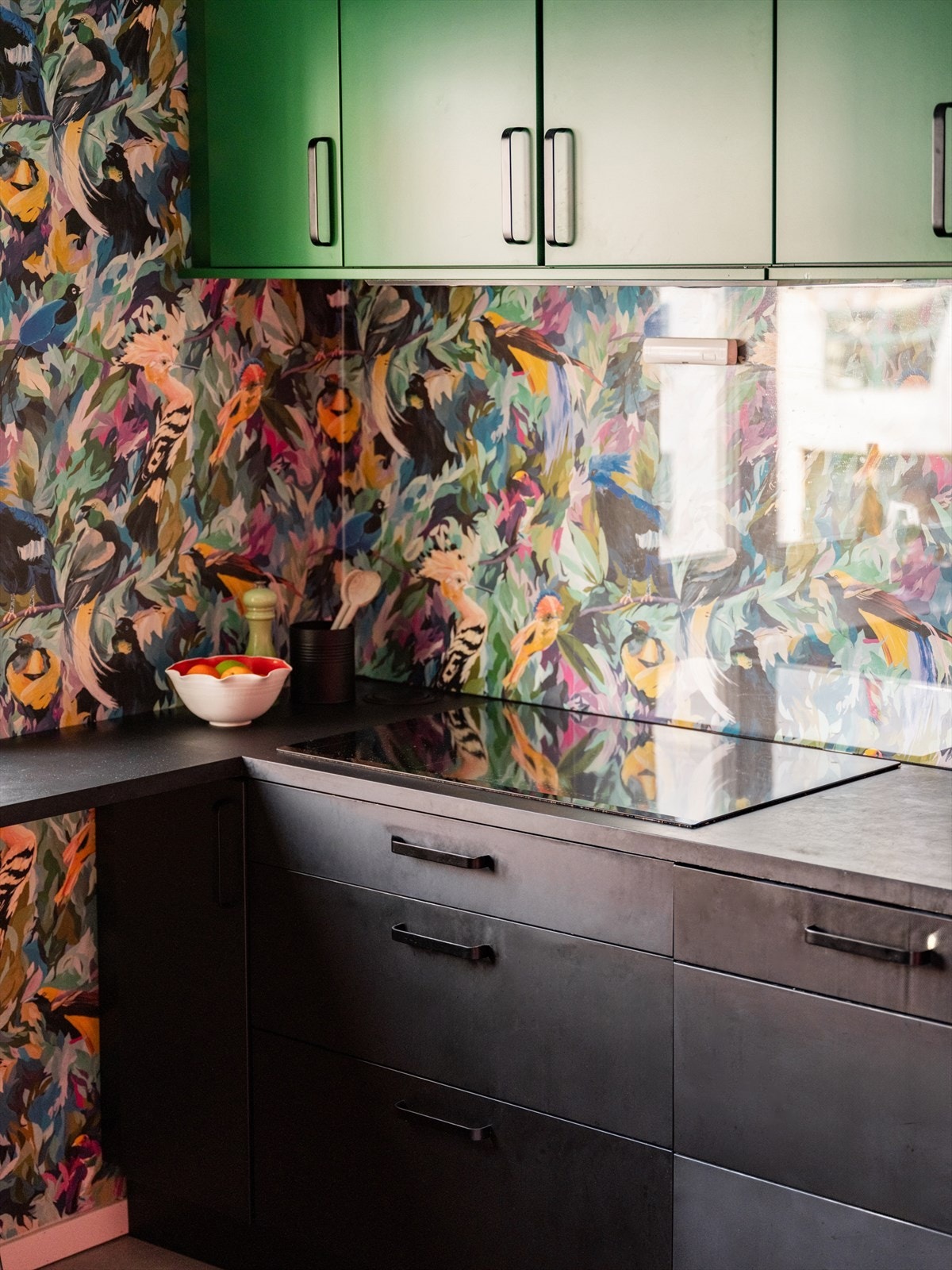 Kjøkkenet er utstyrt med integrerte hvitevarer som platetopp, stekeovn, oppvaskmaskin, vinskap og kombiskap. Galleribilde