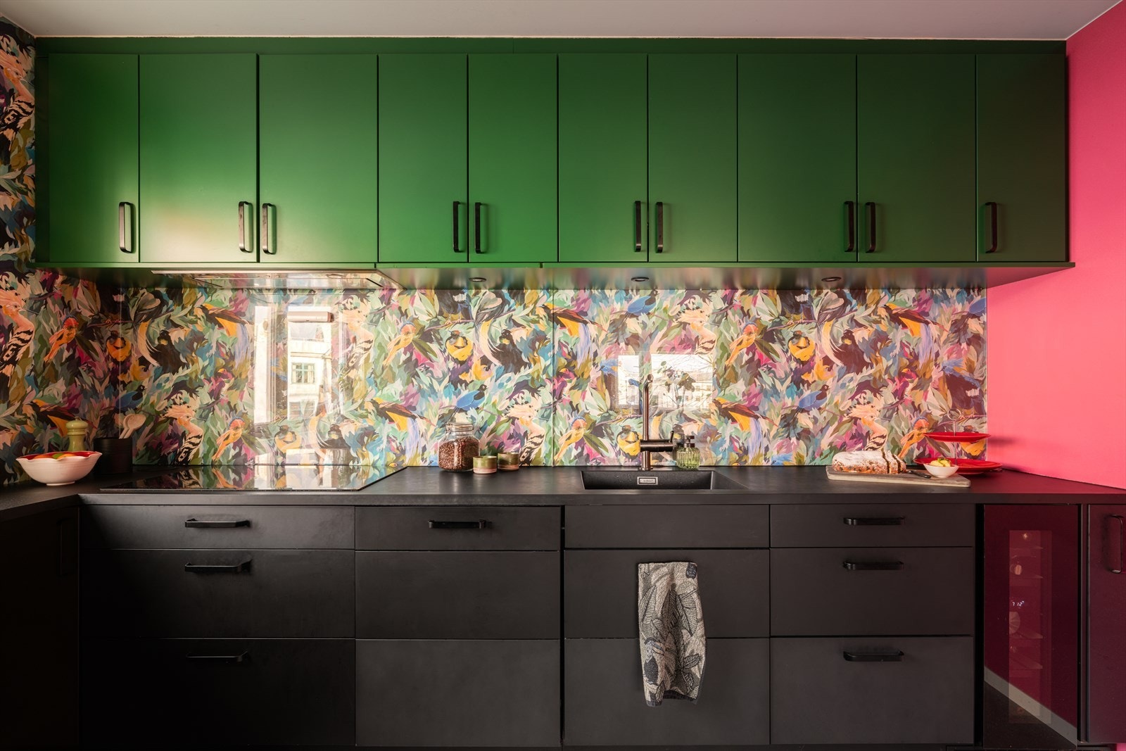 Innredningen fremstår moderne og gjennomført, med mørke, glatte fronter og laminert benkeplate med nedfelt vask. Galleribilde