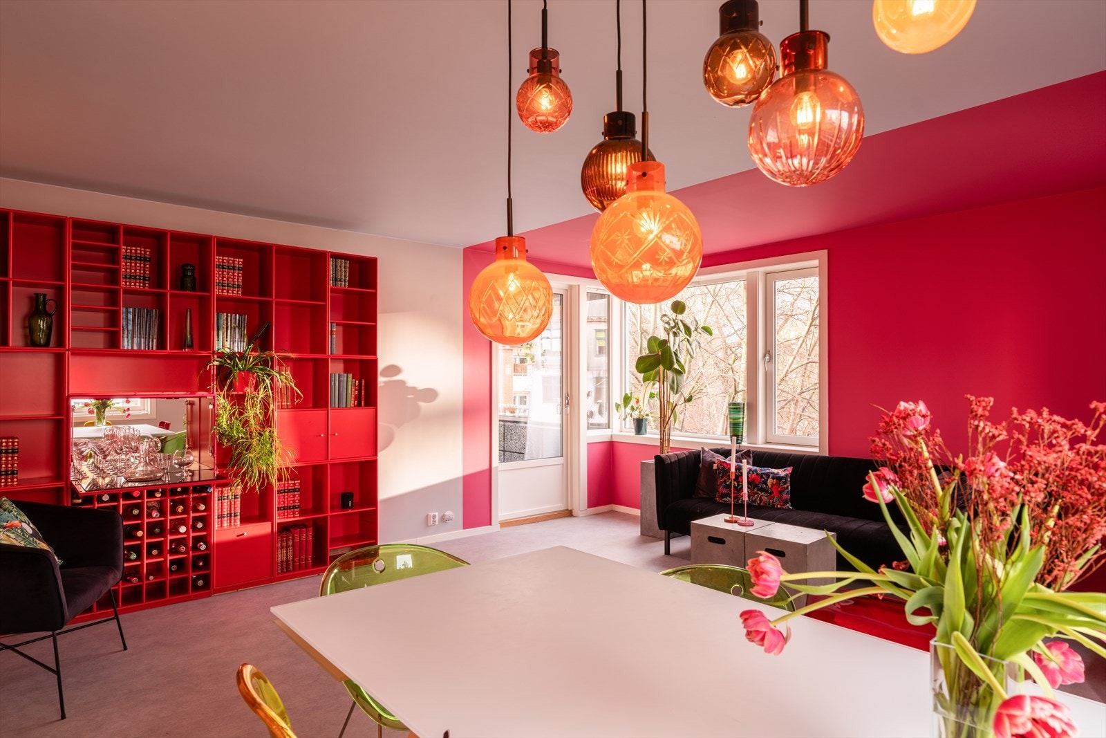 Dette er en sjelden mulighet, hvor ingenting er overlatt til tilfeldighetene. Hele boligen er oppusset i 2022 med nytt kjøkken, nytt bad, nye gulv og nymalte overflater. Galleribilde