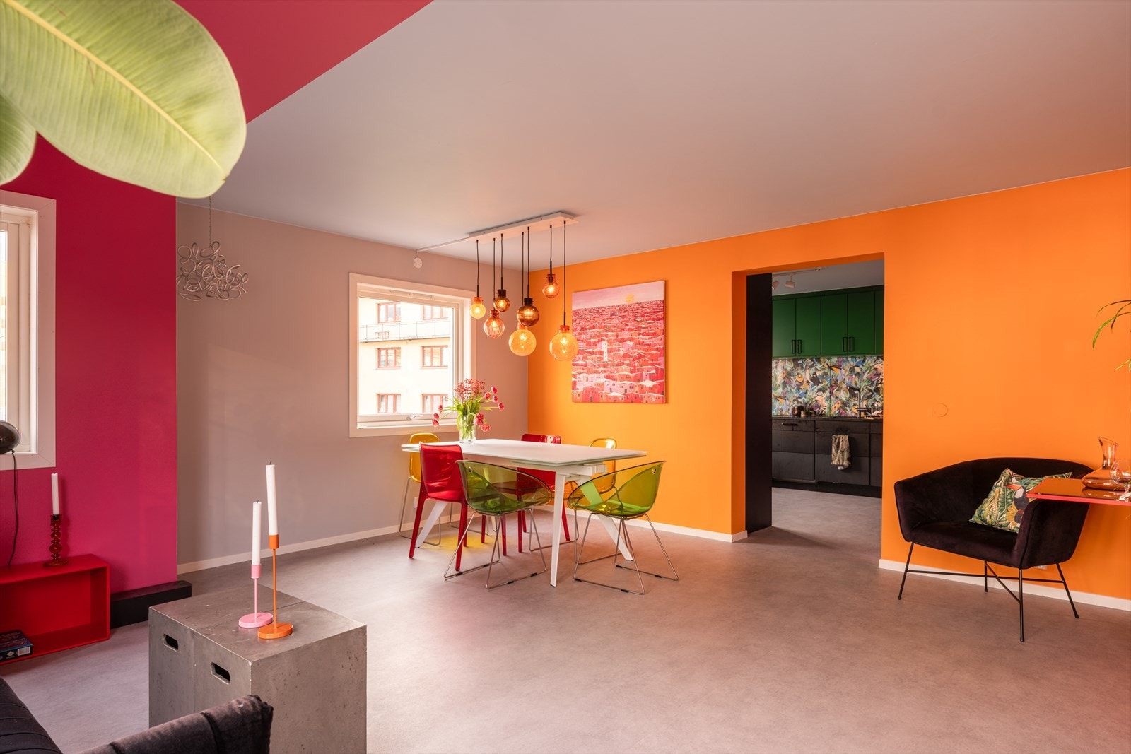 Stuen imponerer med en gjennomtenkt planløsning som gir optimale innredningsmuligheter. Galleribilde