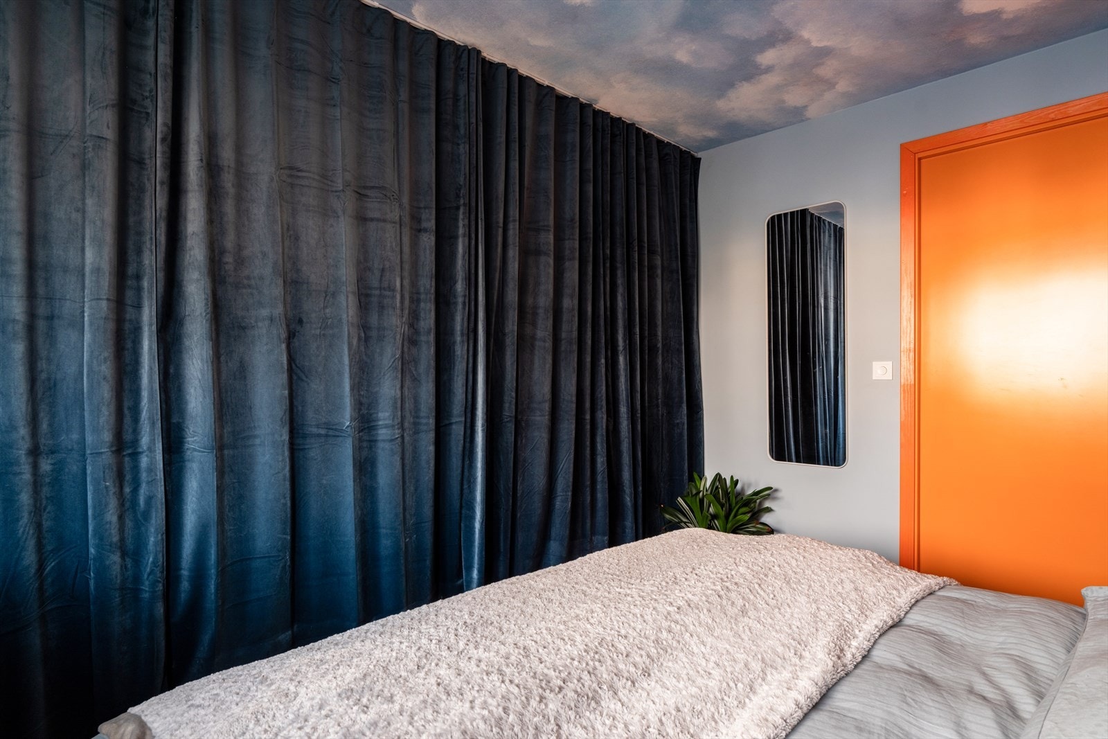 Det er god plass til stort garderobeskap på rommet. Galleribilde