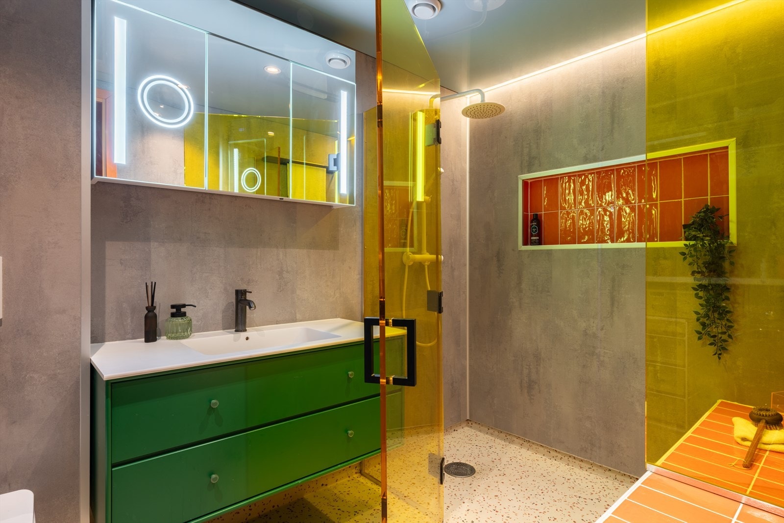 Påkostet speilskap med LED-lys, integrert høyttaler, stikkontakter og USB-løsning. Galleribilde