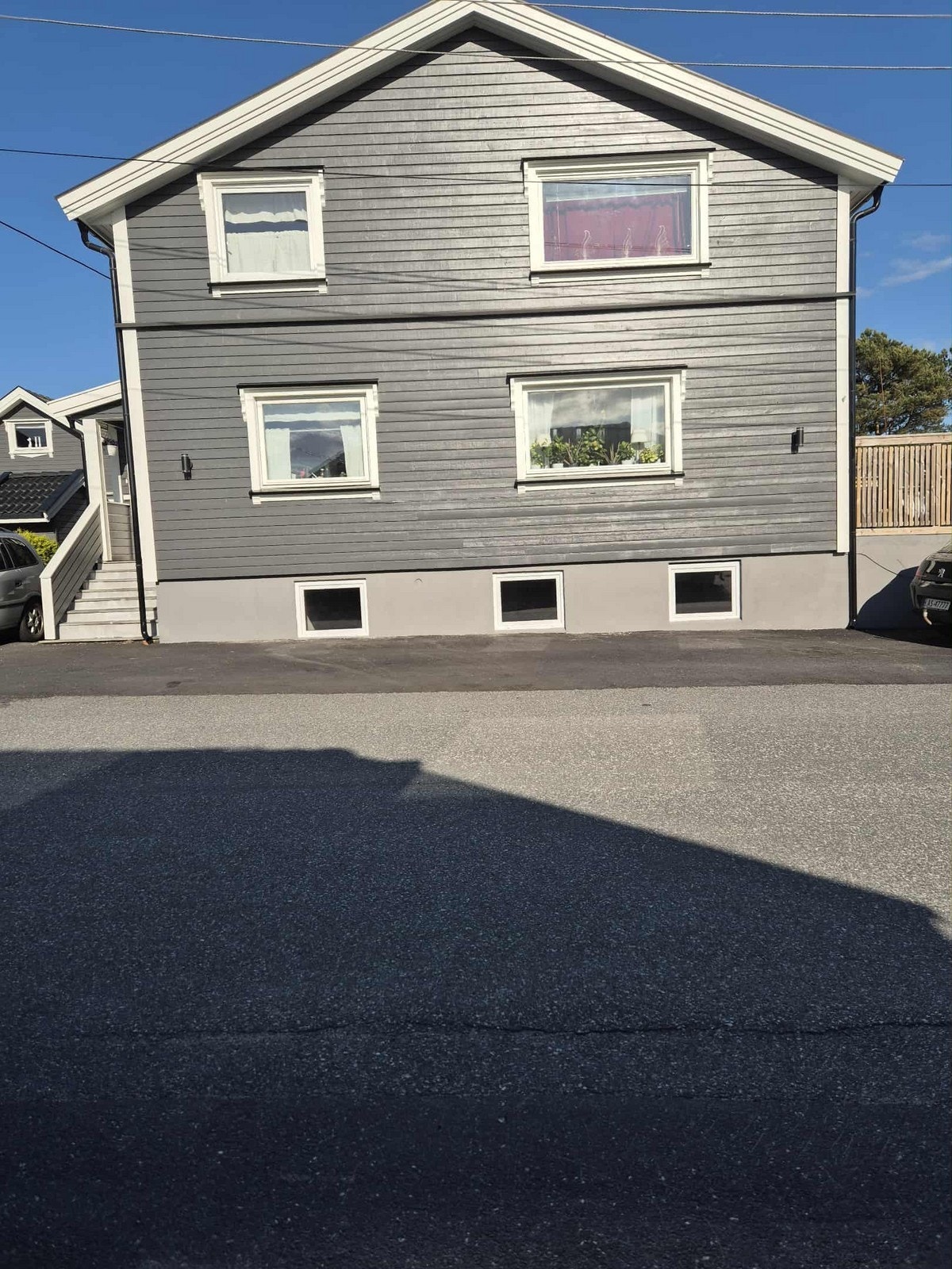 Fasade - parkering foran huset på asfaltert plass. Galleribilde