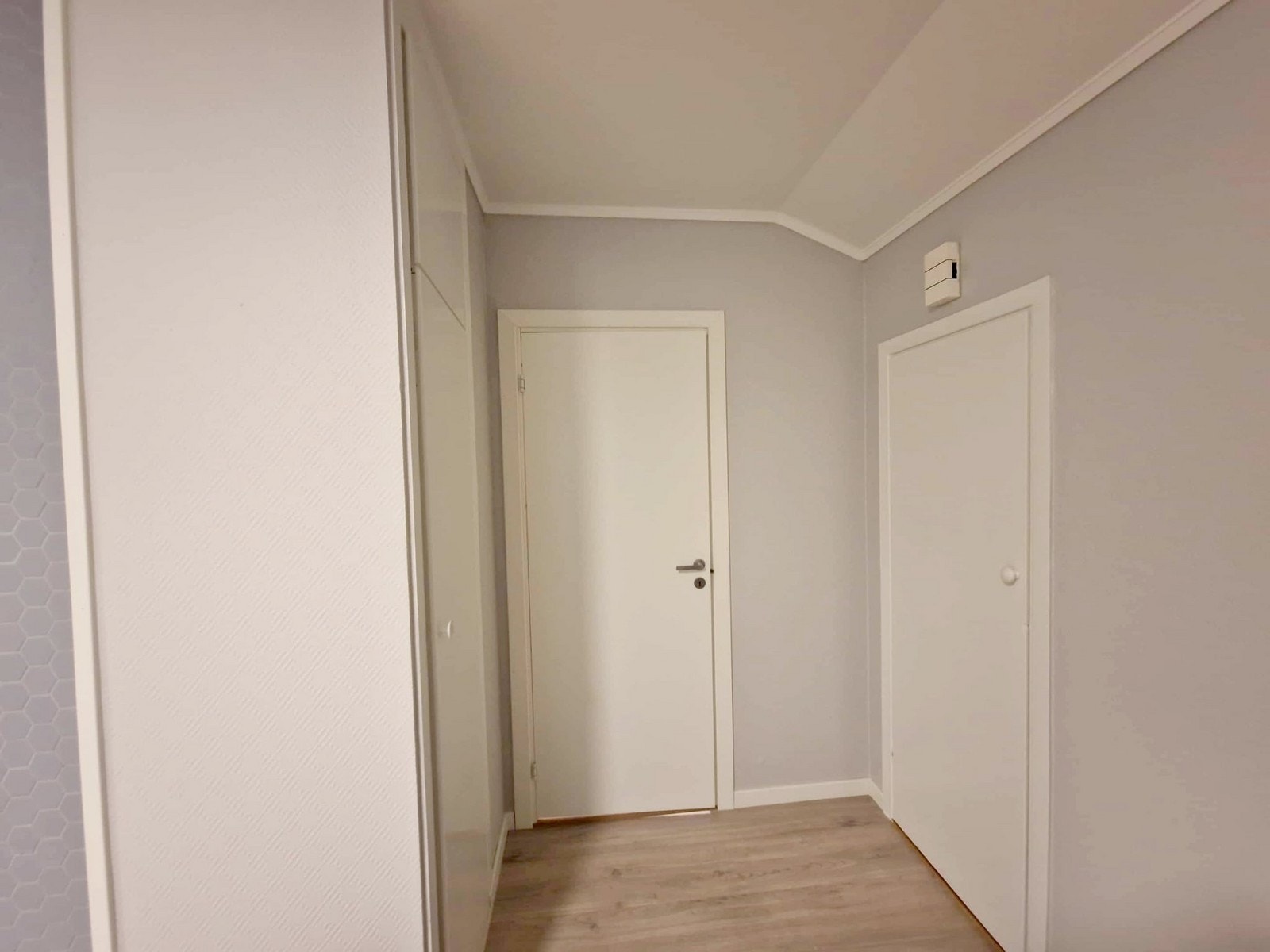 Mellomgang mot kjøkken - Lagringsplass i bod og innebygd skap. Galleribilde