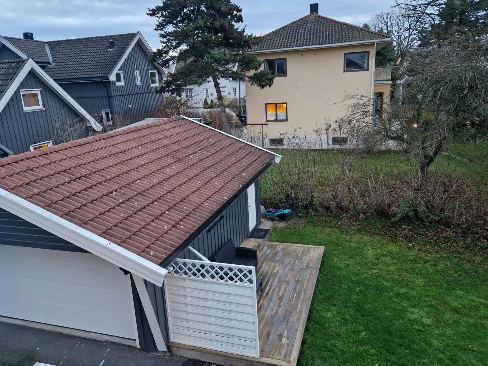 Bilde tatt fra balkong - platting er til leietakers disposisjon, hage deles med eier. Galleribilde