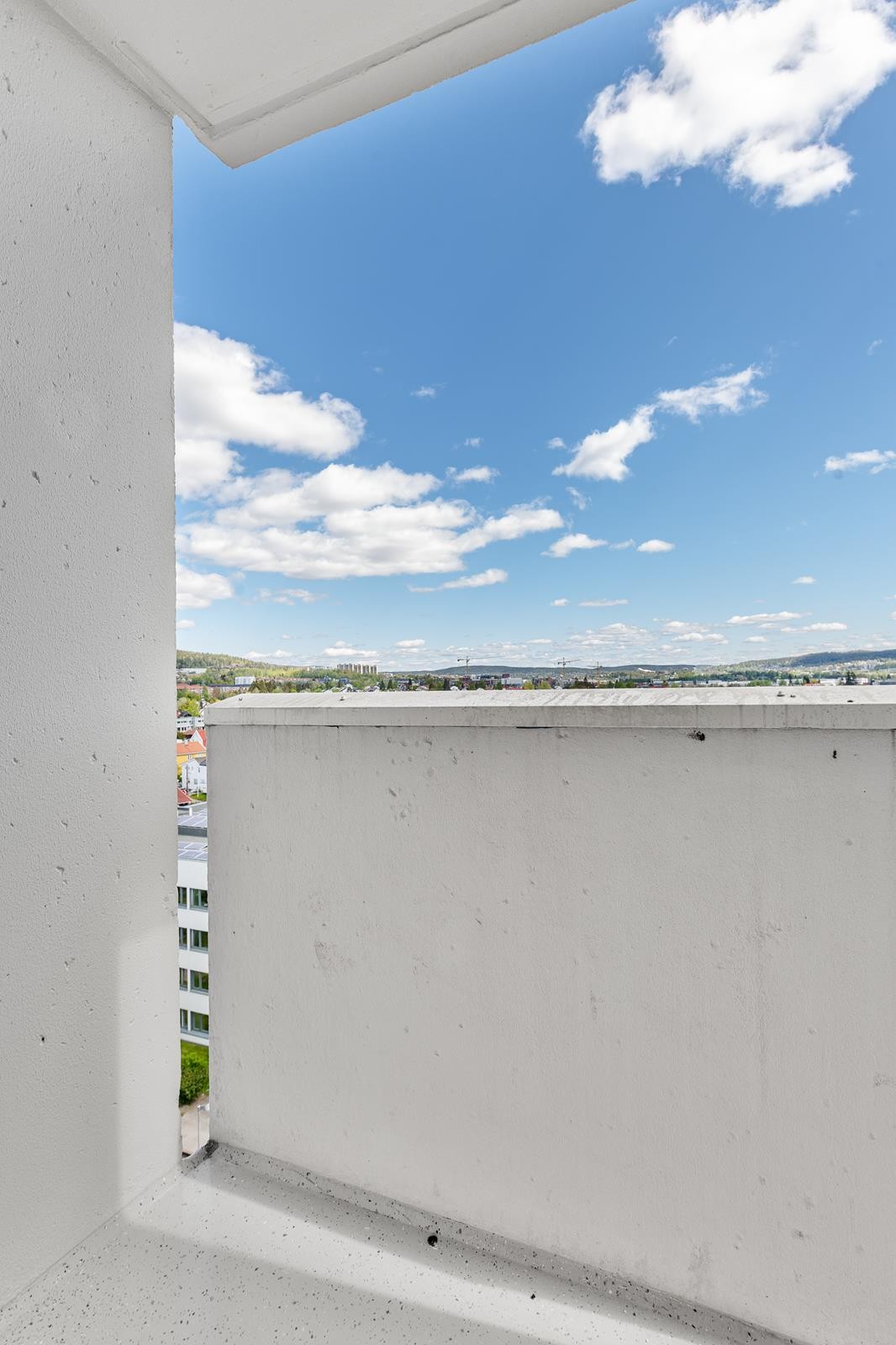 Leiligheten har en liten balkong. Galleribilde