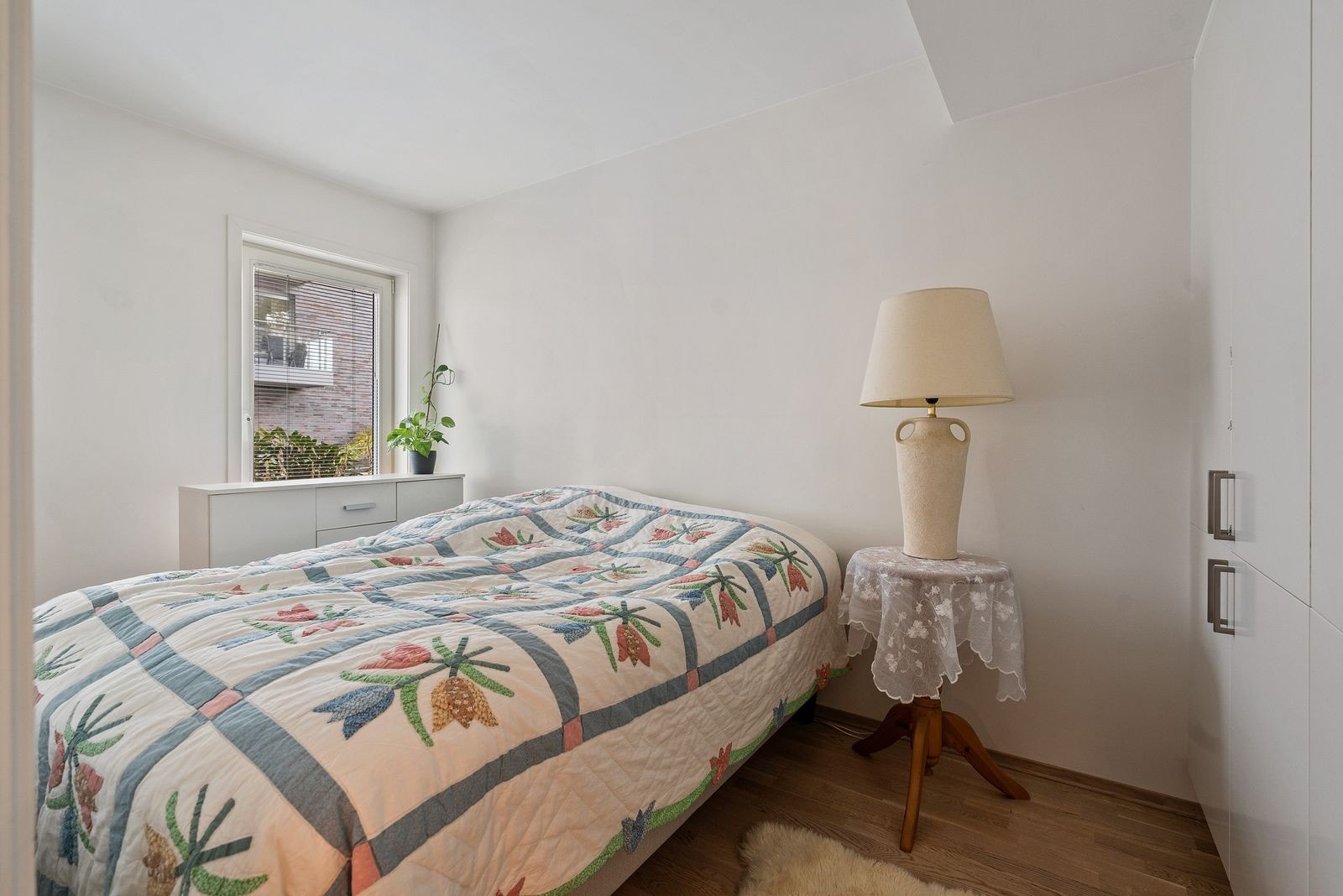 Hovedsoverom med plass til dobbeltseng. Romslig garderobeløsning på høyre side. Galleribilde