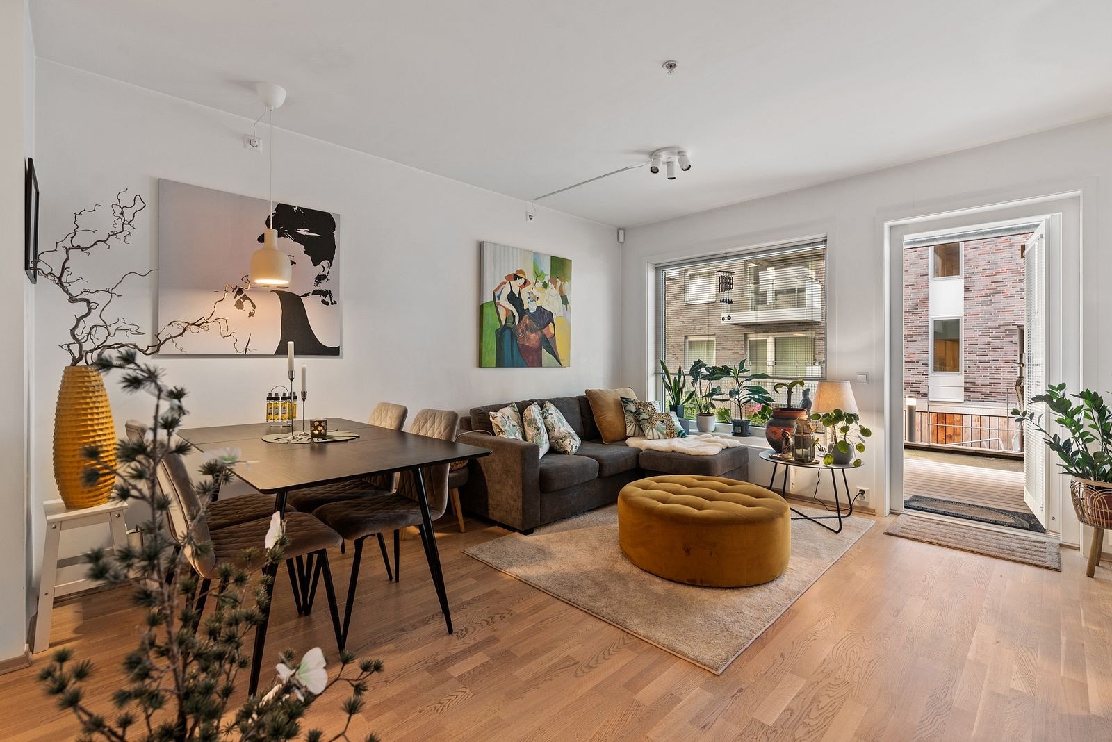 Stue. Boligen leies ut umøblert med unntak av hvitevarer og garderobeskap. Galleribilde