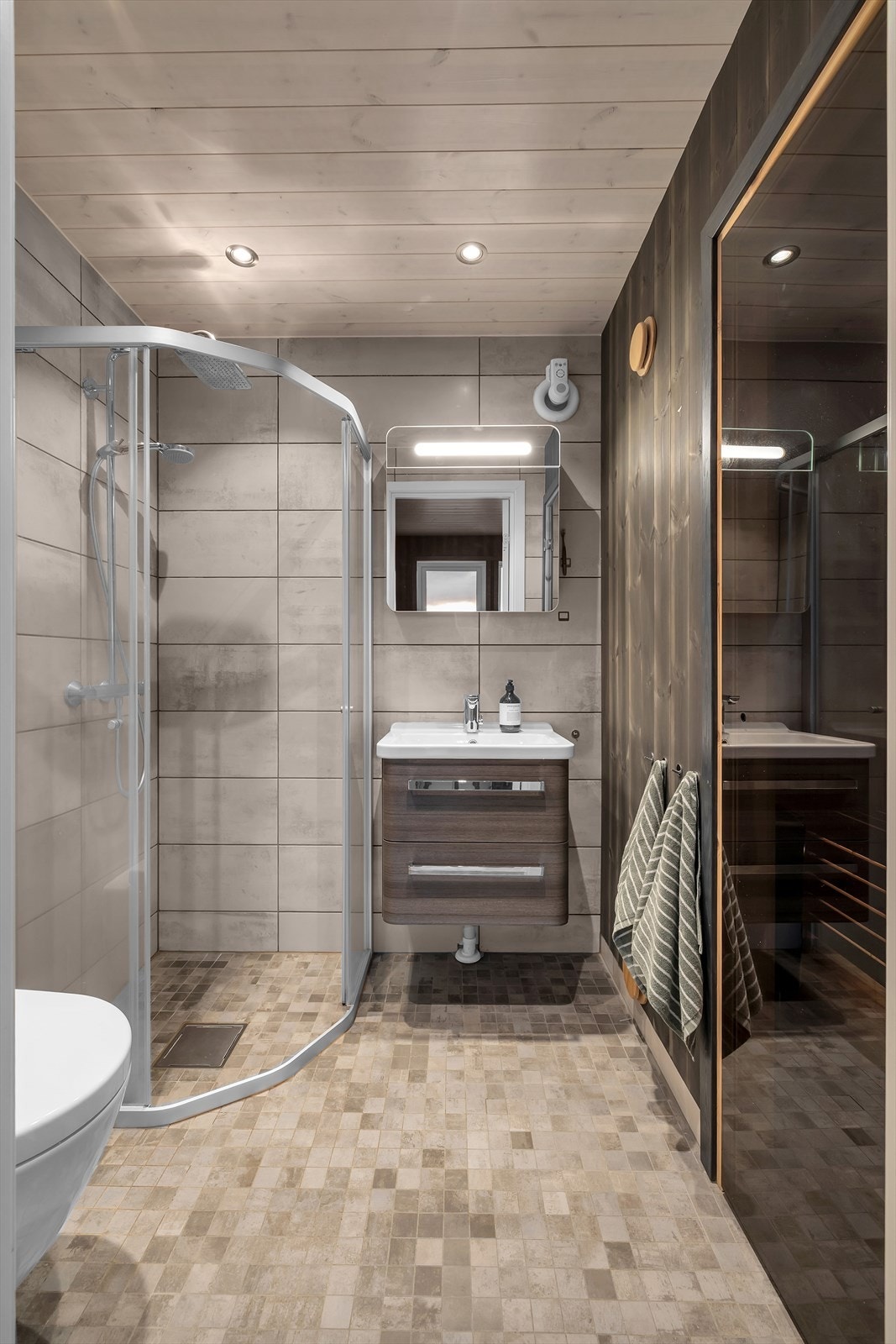 Badet i underetasjen har tilhørende badstue Galleribilde