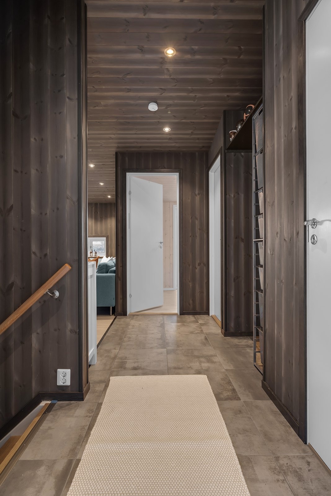 Entrè med trapp til underetasjen Galleribilde