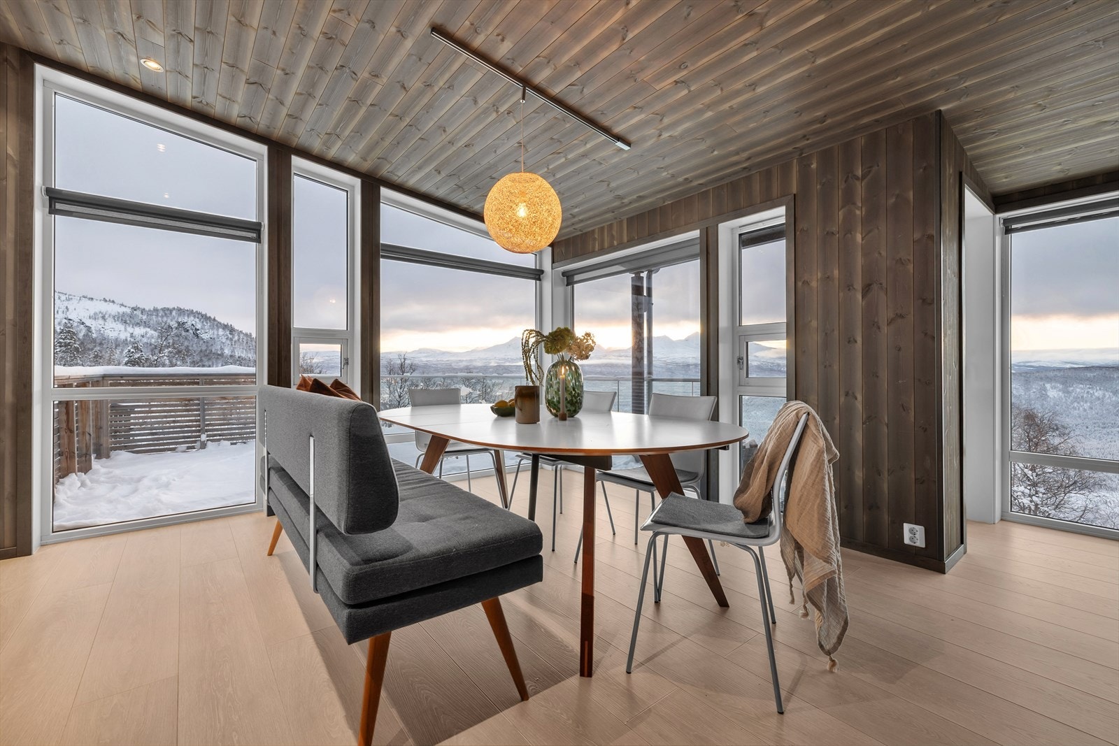 God plass til stort spisebord Galleribilde