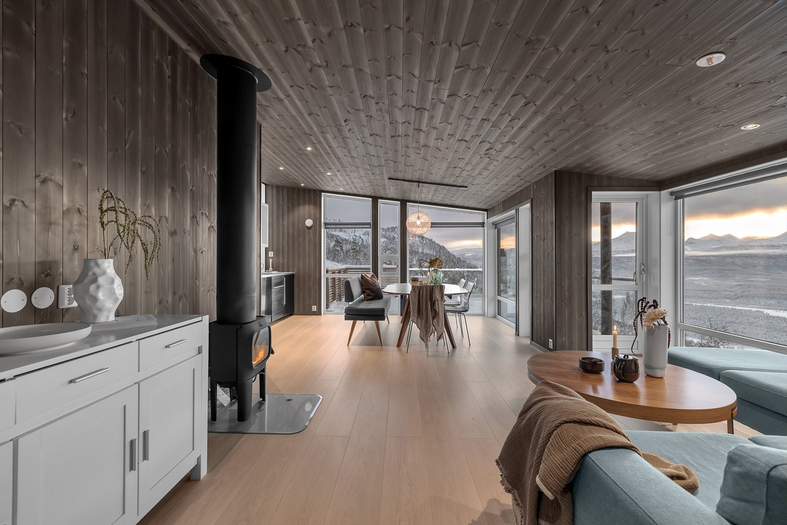 Fra kjøkkenet er det utgang til terrasse vendt mot alpinbakken Galleribilde