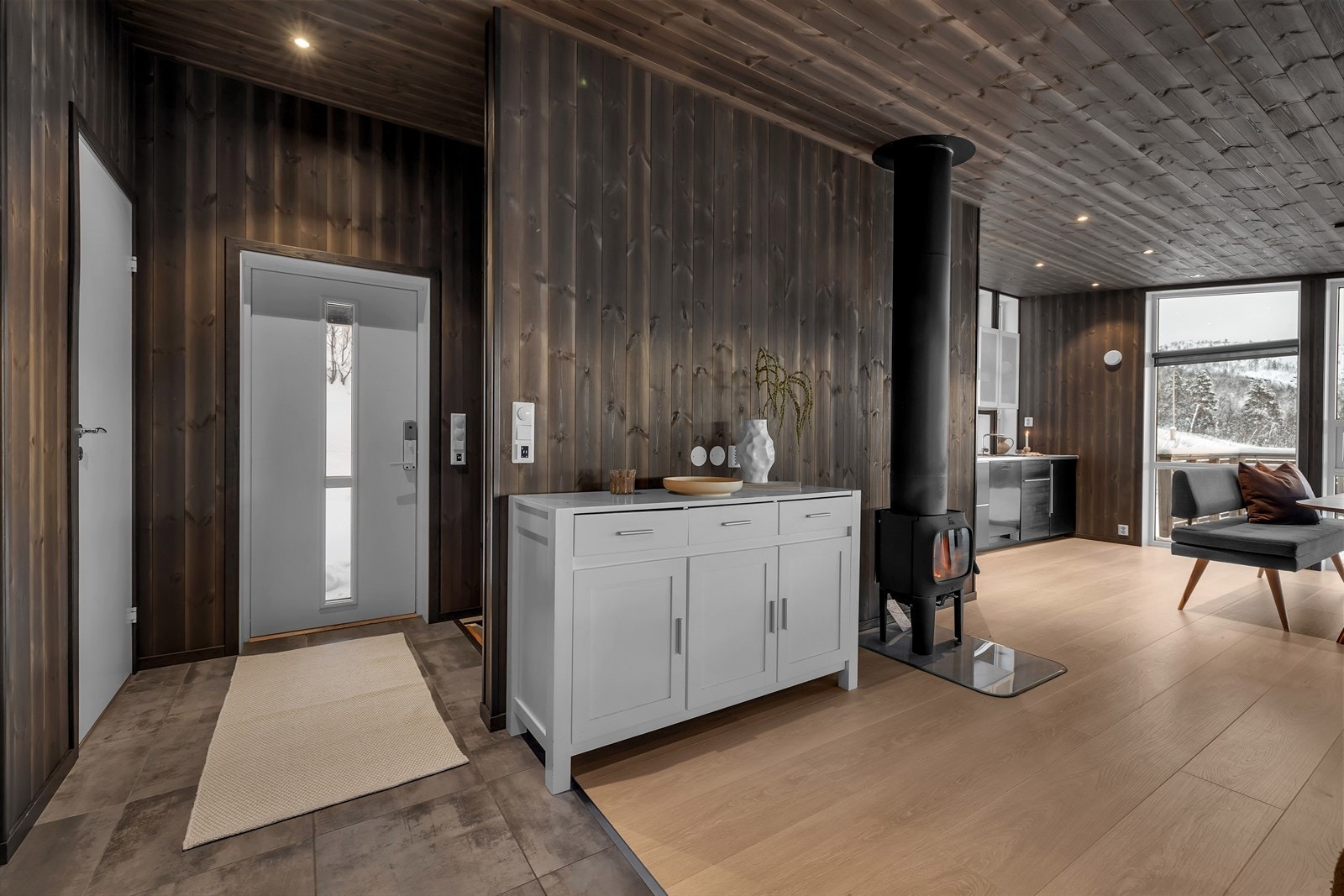 Entrè med fliser og gulvvarme også her. Elektrisk dørlås i ytterdør Galleribilde